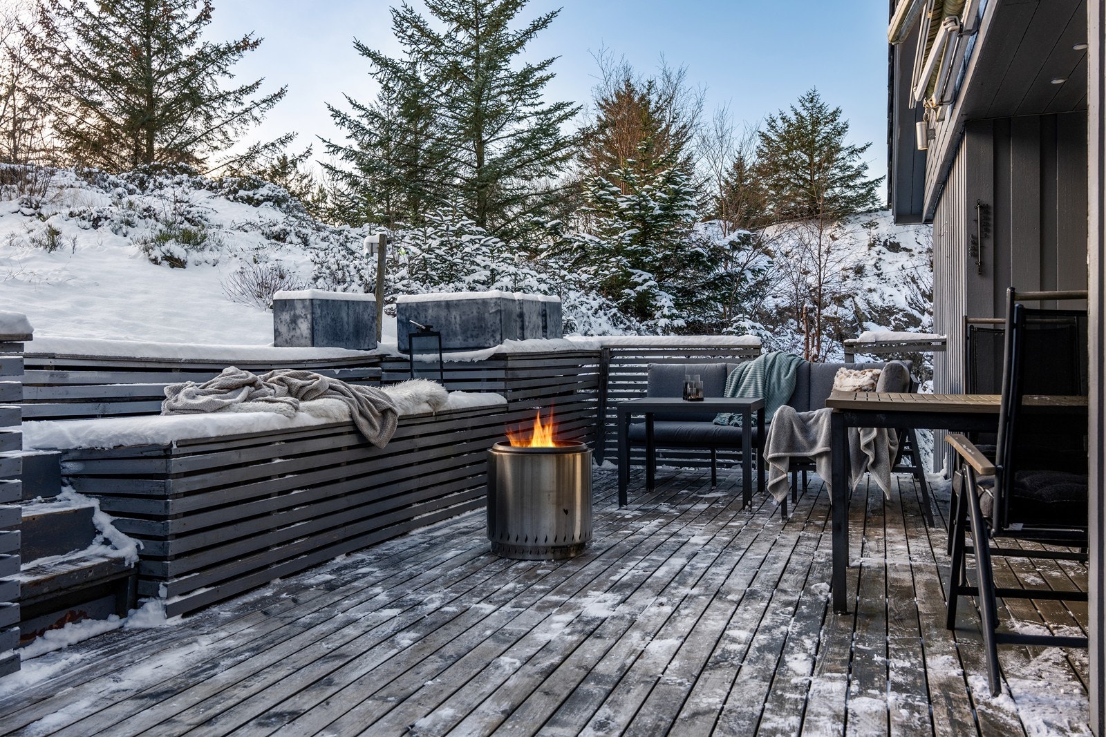 Mot sør har boligen uteområde med terrasse og plen i ulike nivåer. Galleribilde
