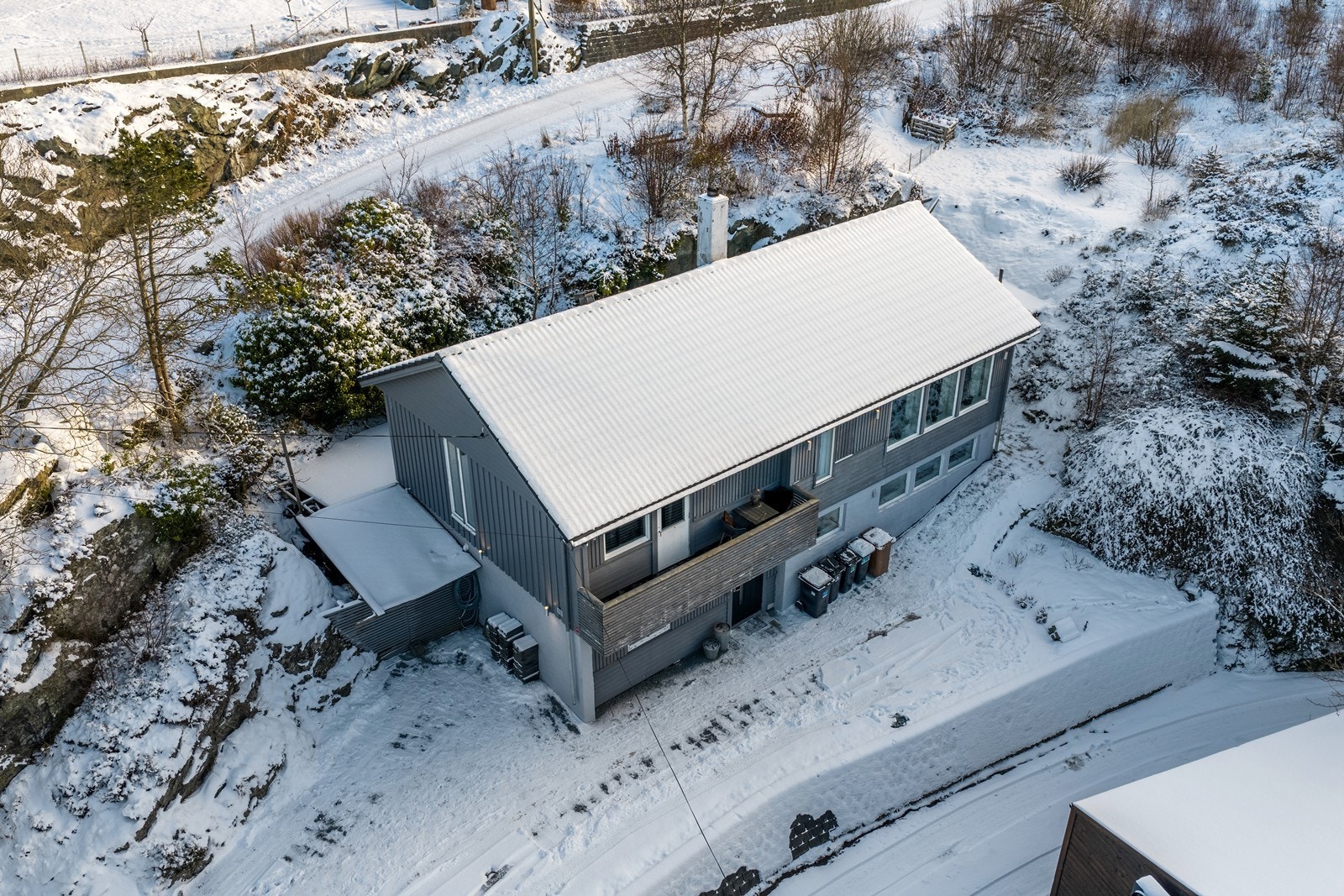 Tomten er opparbeidet med nygruset gårdsrom. Galleribilde