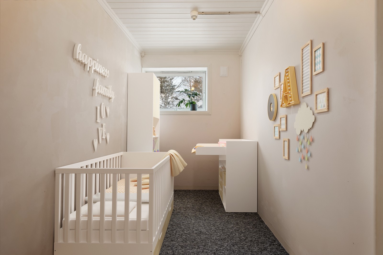 1. Etg.: Lite soverom(ikke godkjent) med teppe på gulv og tapetserte vegger. Galleribilde