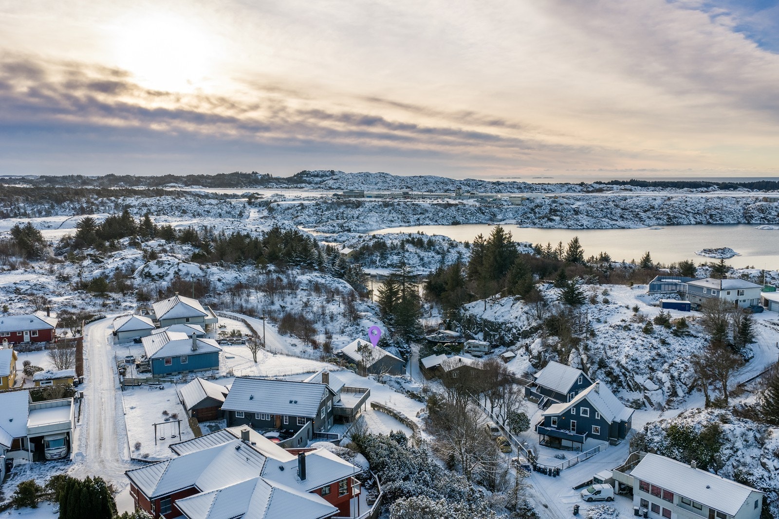 Eiendommen ligger kjekt til på Avaldsnes, med alt man trenger til det daglige like rundt hjørnet. Galleribilde