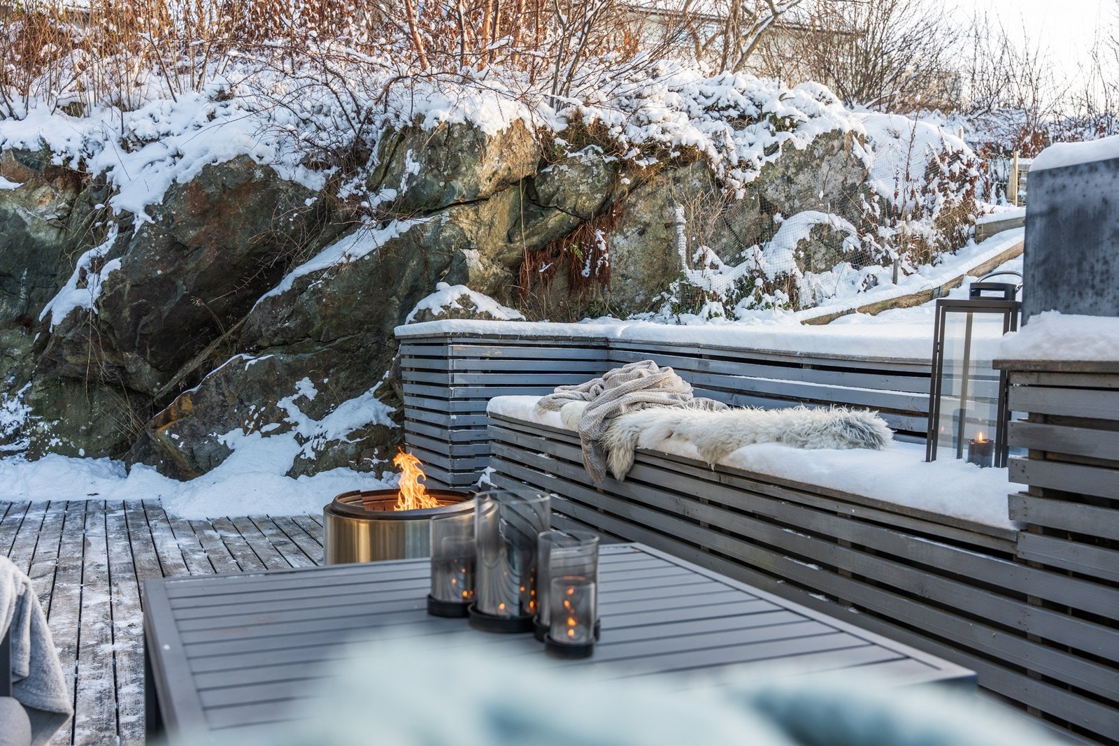 Utgang fra stue/kjøkken til romslig terrasse Galleribilde