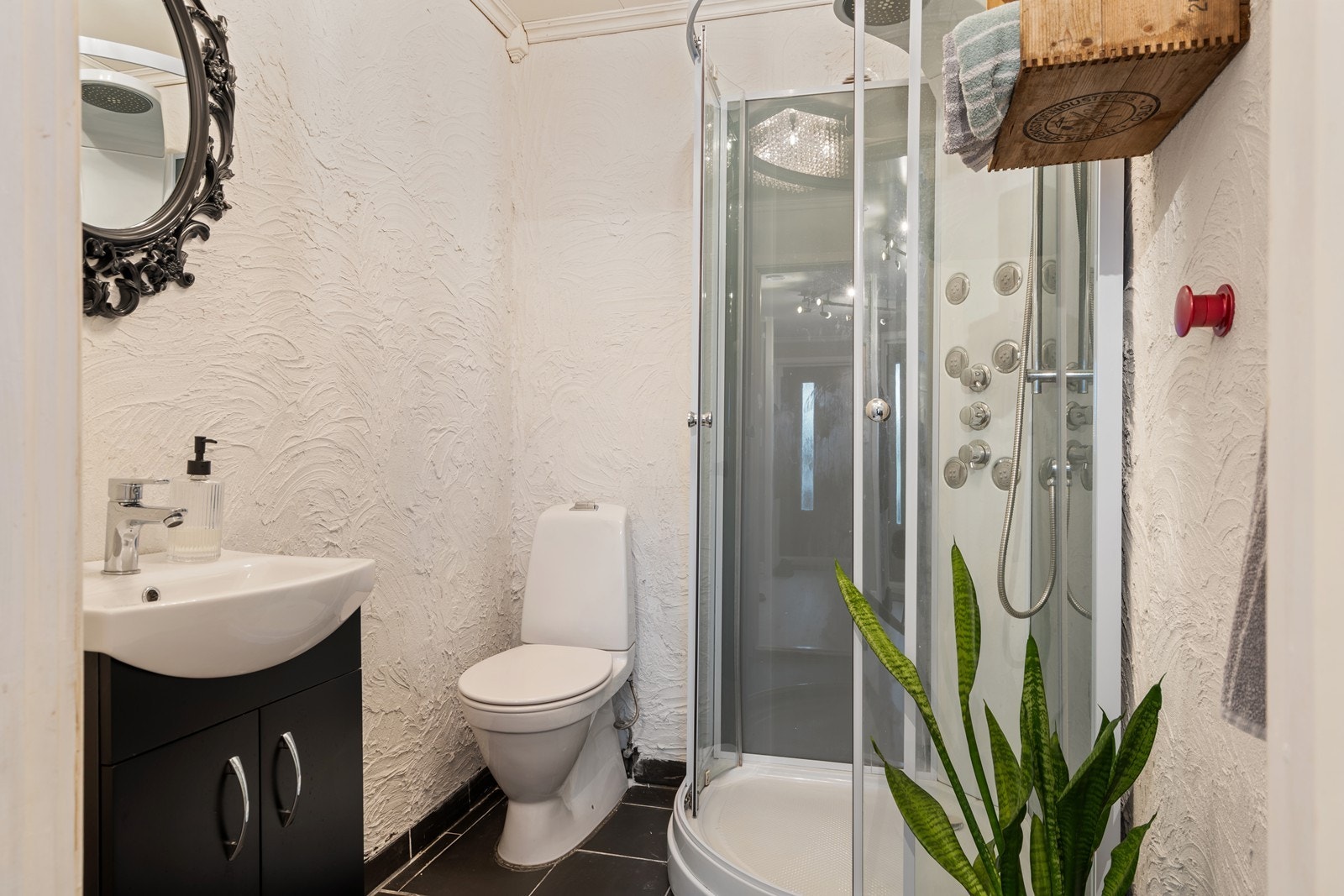 1. Etg. - Bad med fliser og varmekabler på gulv, dusjkabinett, wc og servant med dobbelt underskap. Galleribilde