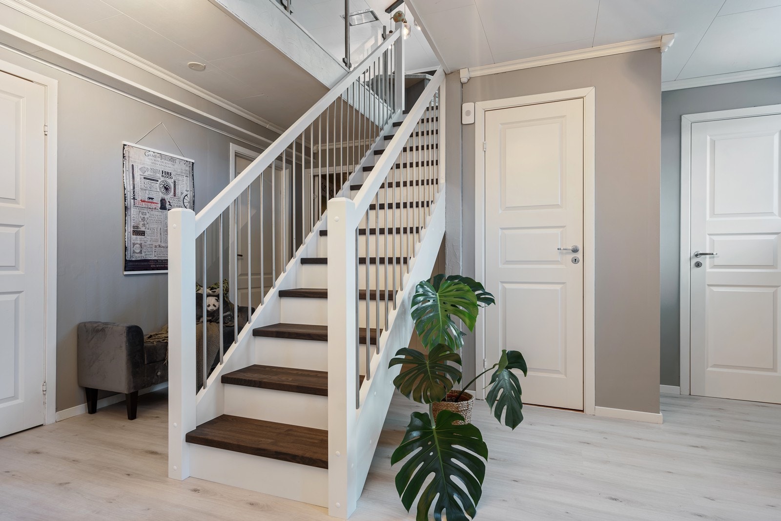 En egen skobod og en klesbod til høyre like ved inngangsdøra holder gangen ryddig. Galleribilde