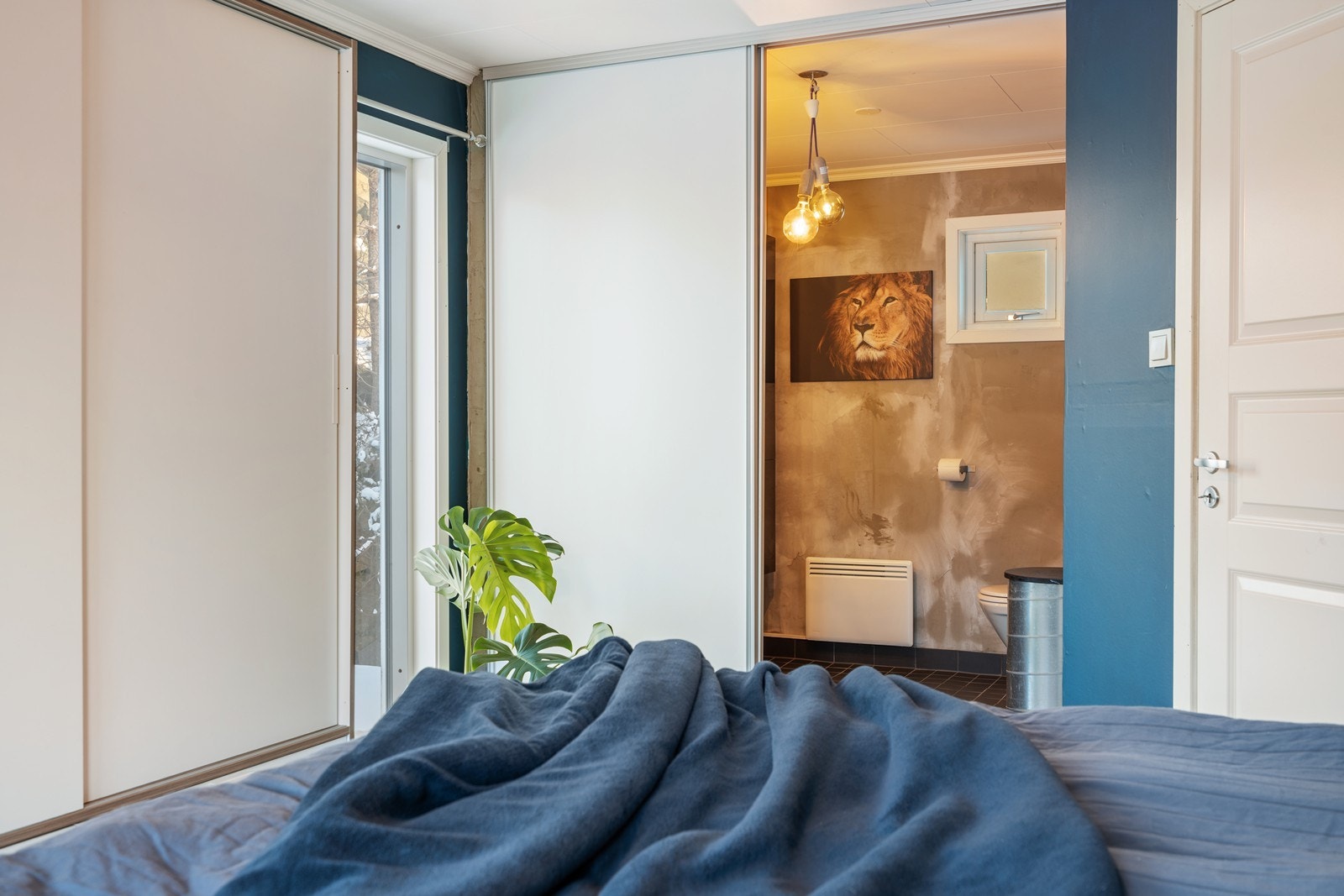 Fra hovedsoverommet har man direkte inngang til romslig bad. Galleribilde