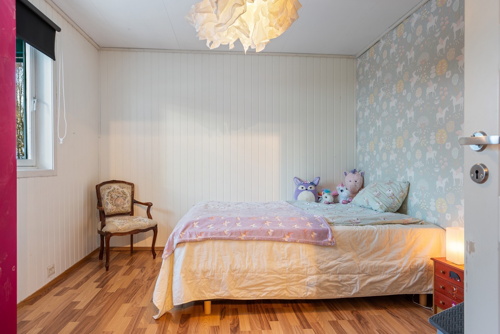 1. etg.: Soverom med laminatgulv og trippelt garderobeskap. Galleribilde