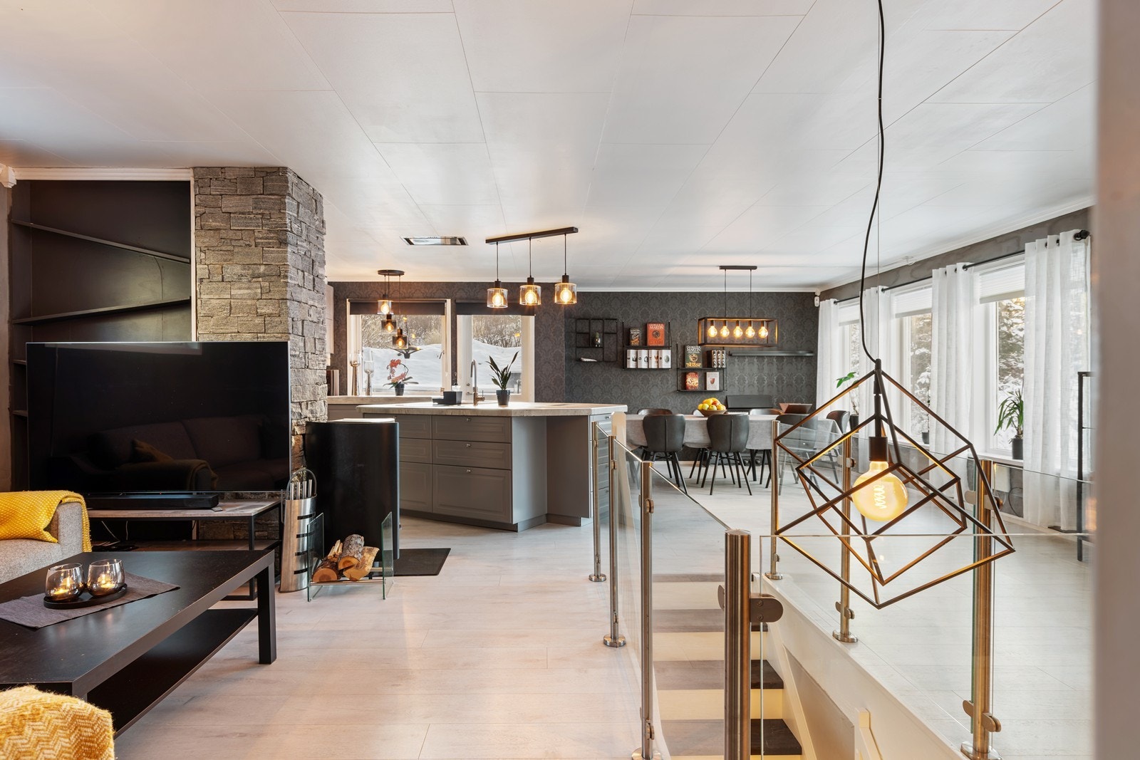 Stor stue/kjøkken med åpen løsning Galleribilde