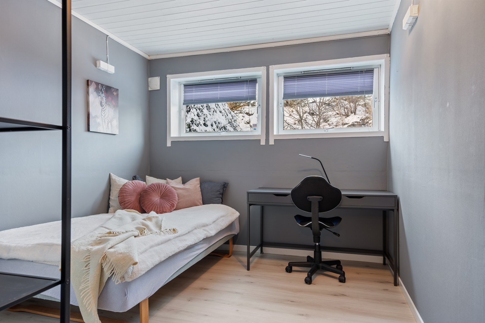 Soverom med laminatgulv, malt tapet på vegger og dobbelt garderobeskap.(ikke godkjent) Galleribilde