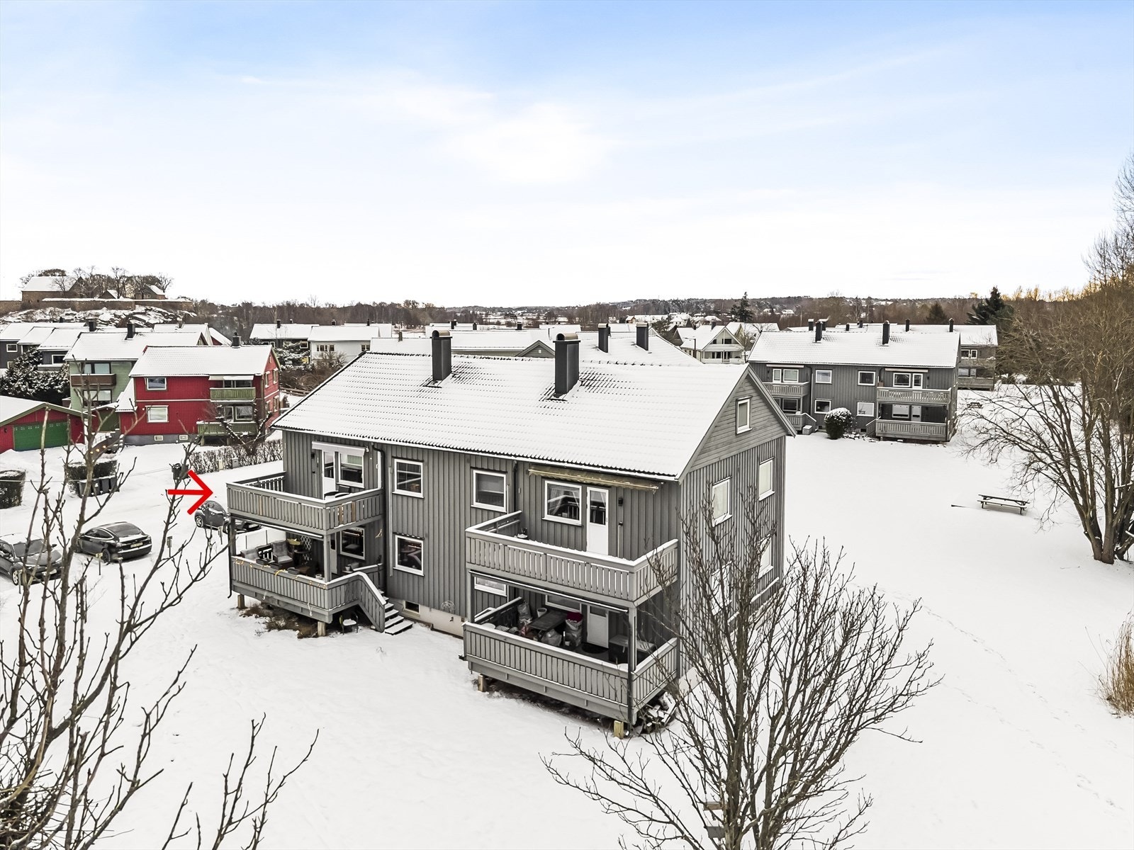 Leiligheten ligger i et trafikkstille og barnevennlig område - Egen elbil-lader på utvendig p-plass. Galleribilde