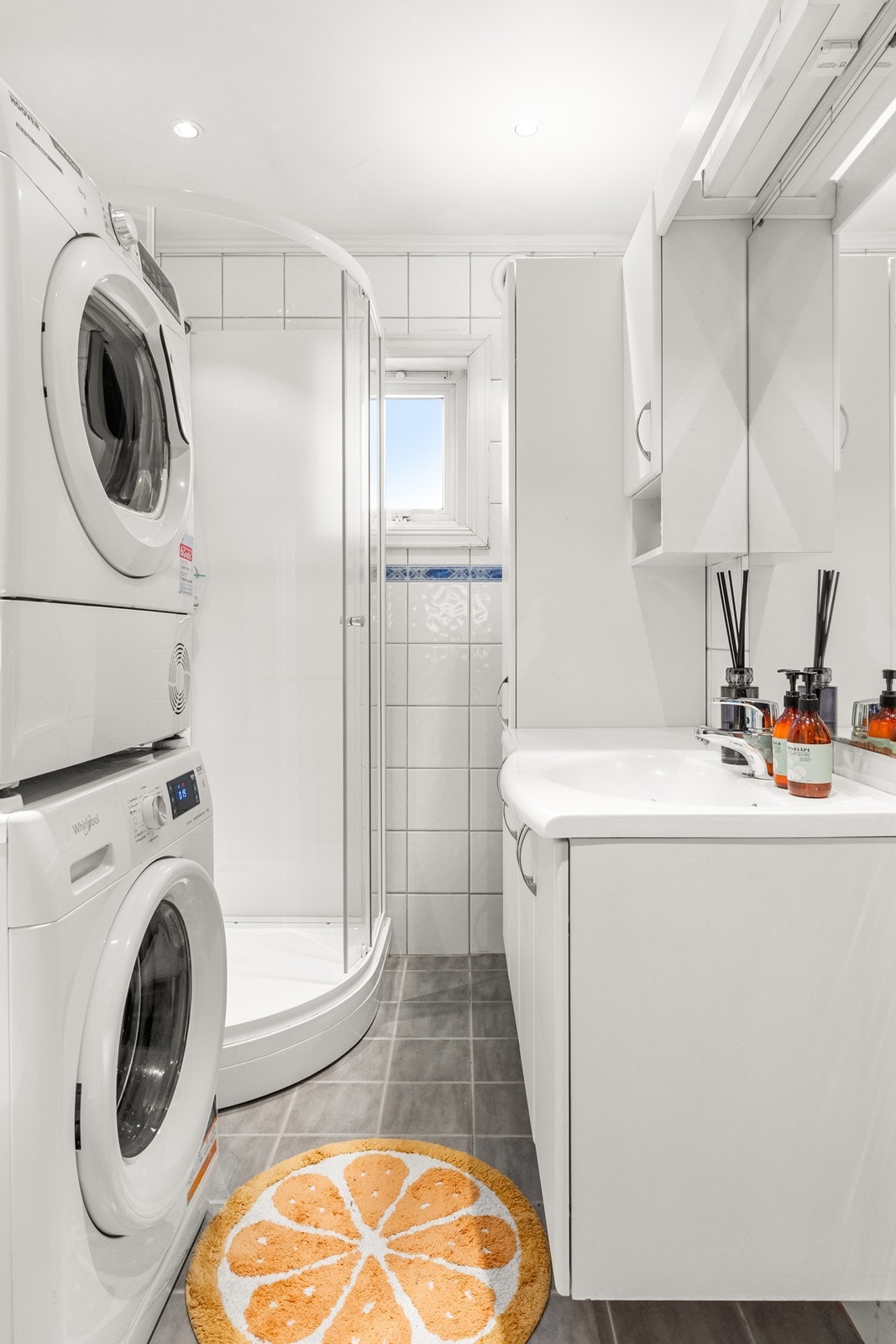 Flislagt bad med varme i gulvet, dusjkabinett fra 2025 og praktisk opplegg for vaskesøyle (Det er også mulig å benytte vaskerommet i kjelleren) Galleribilde