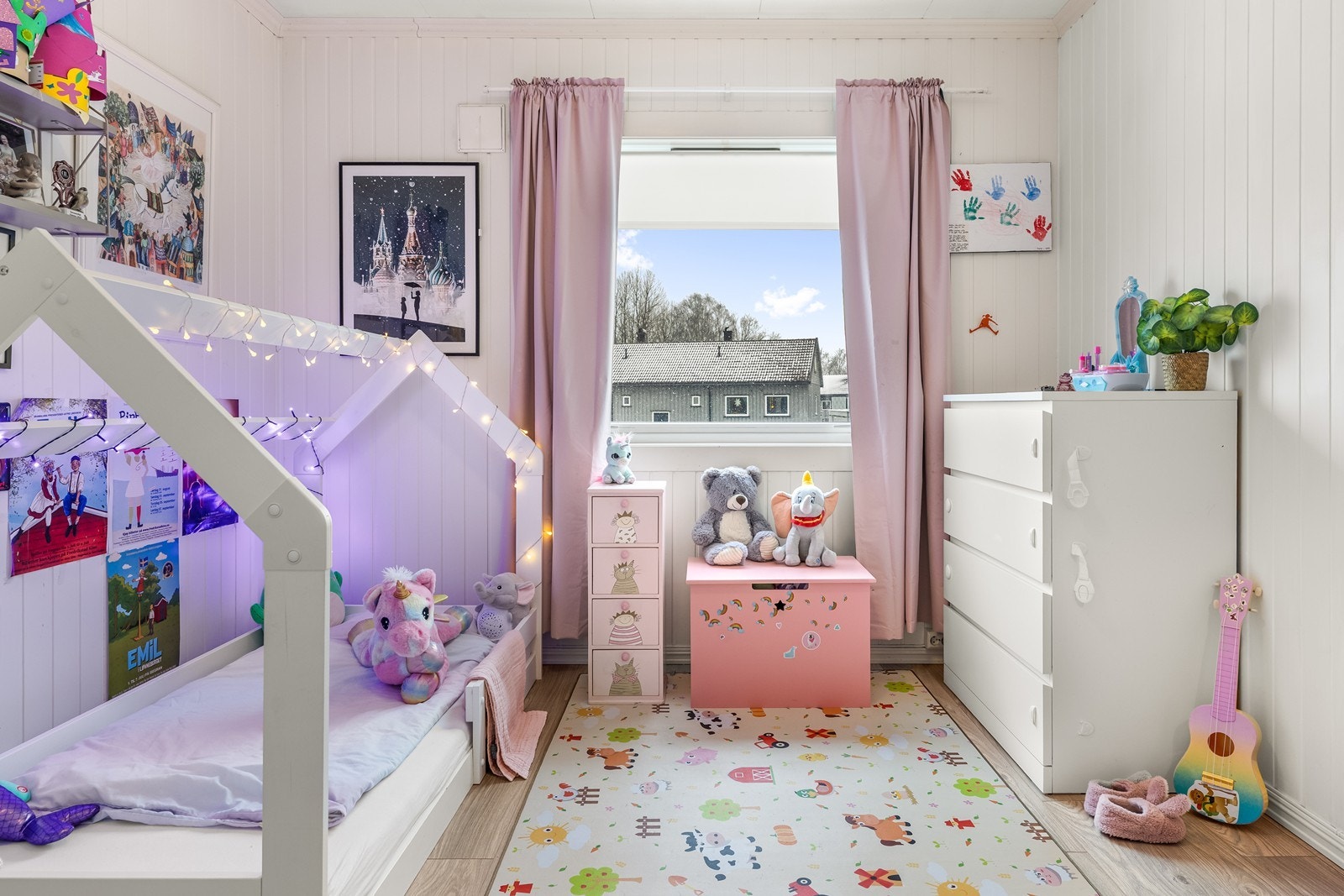 Leilighetens andre soverom passer utmerket som barnerom, gjesterom eller kontor. Galleribilde