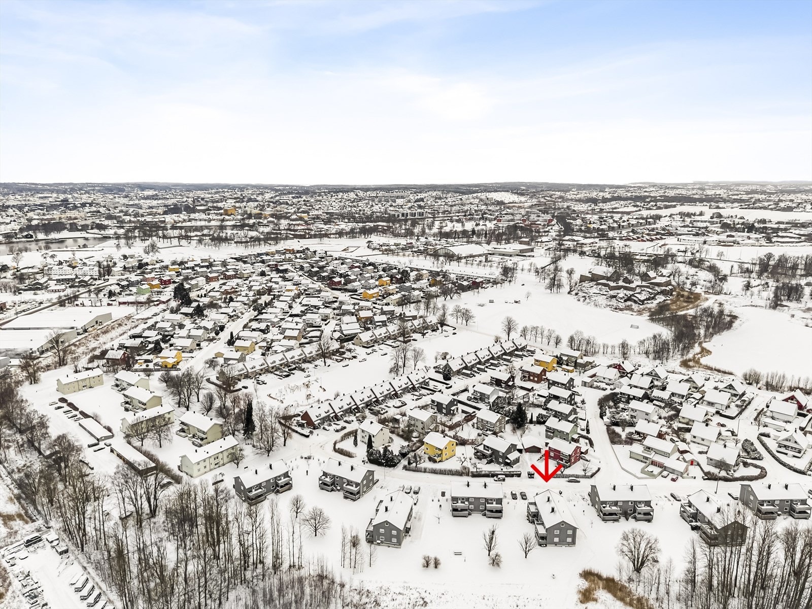 Pilen viser bygget og leilighetens plassering i byggets 2. etasje. - Parkering og elbil-lader på kortsiden av bygget, mot veien Galleribilde