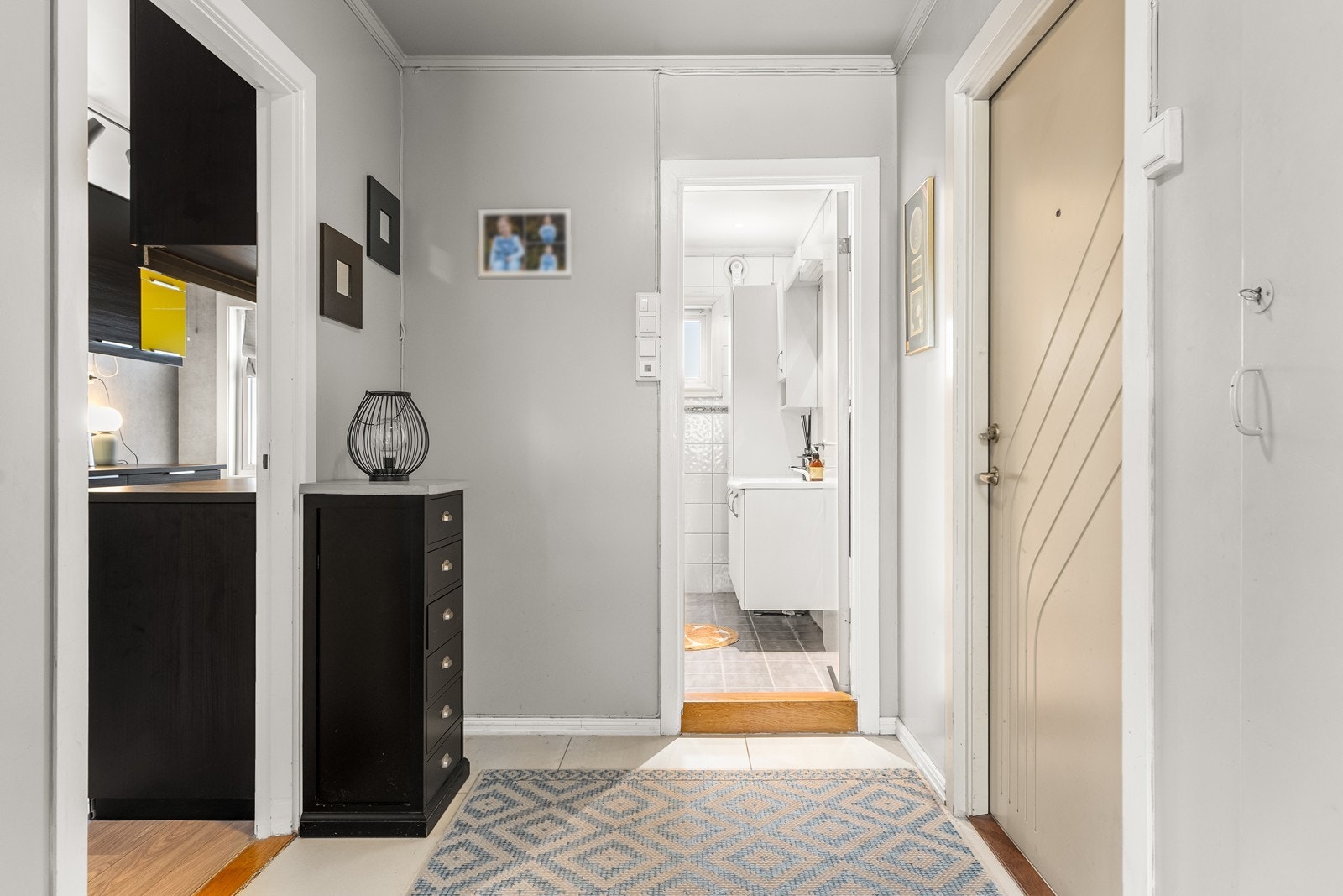 Innbydende entré. Til høyre i bildet er det en praktisk bod. Galleribilde