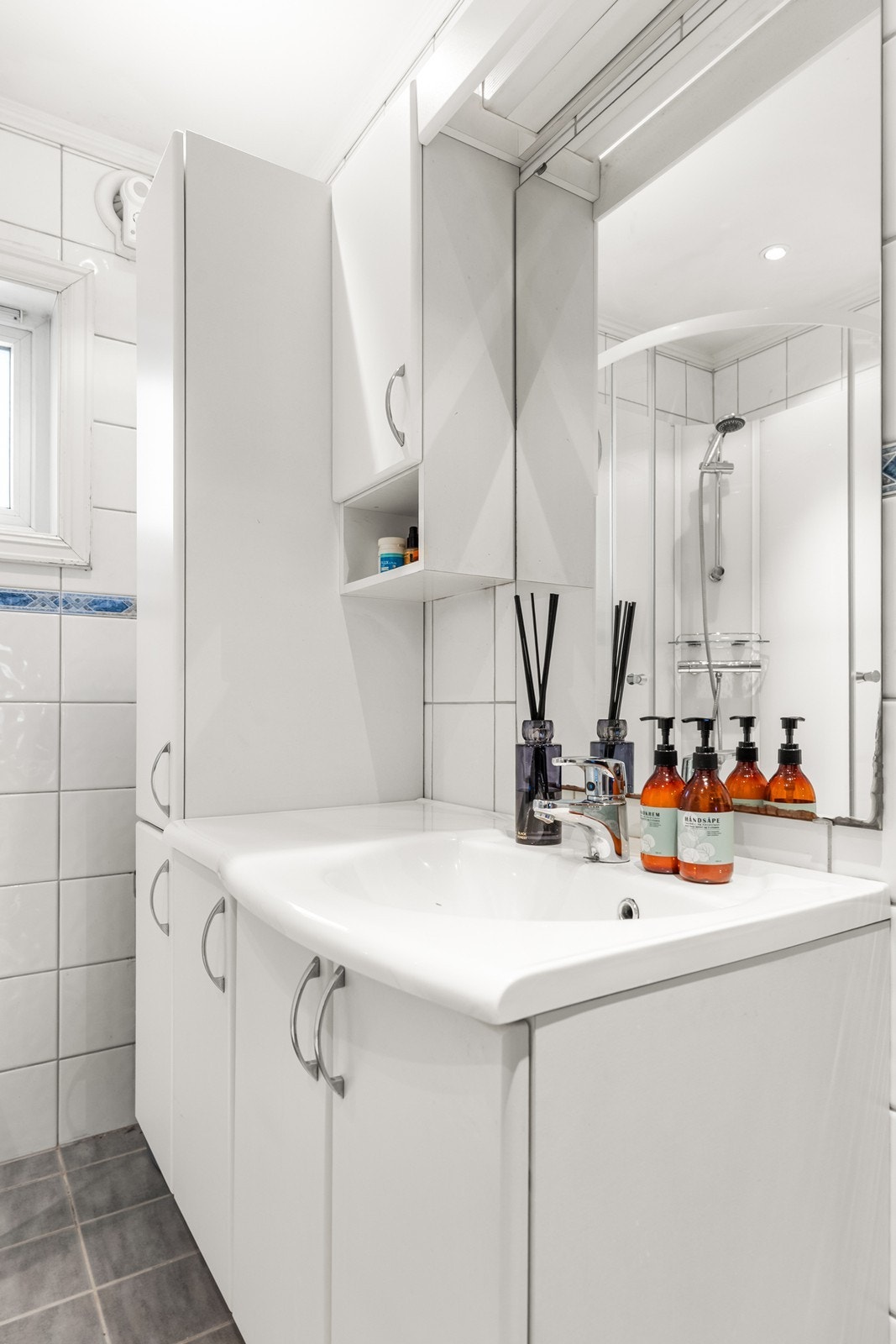 Baderomsinnredningen har god oppbevaringsplass i over- og underskap. Galleribilde