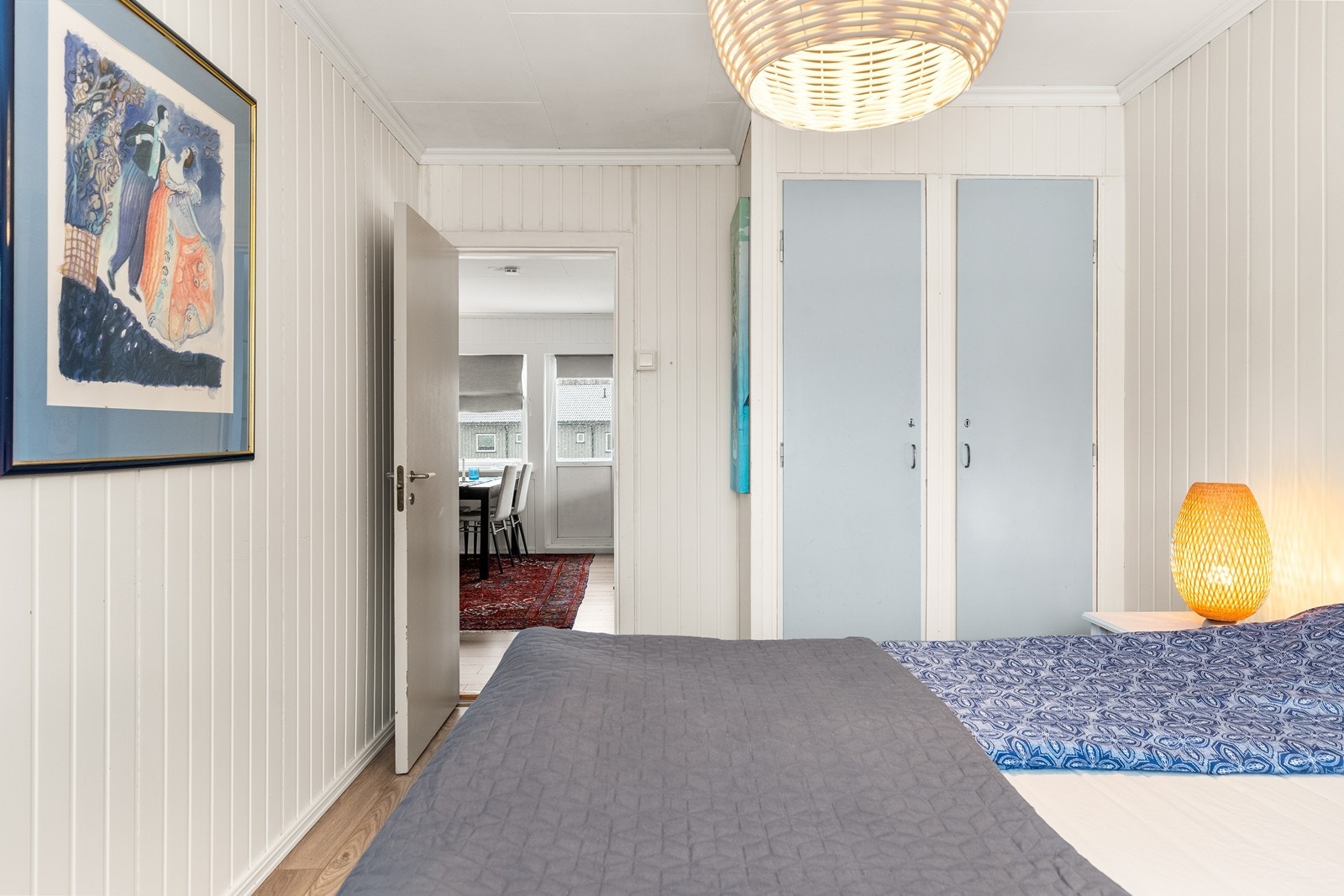 En praktisk og innbygget garderobeløsning gir rikelig med oppbevaringsplass. Galleribilde