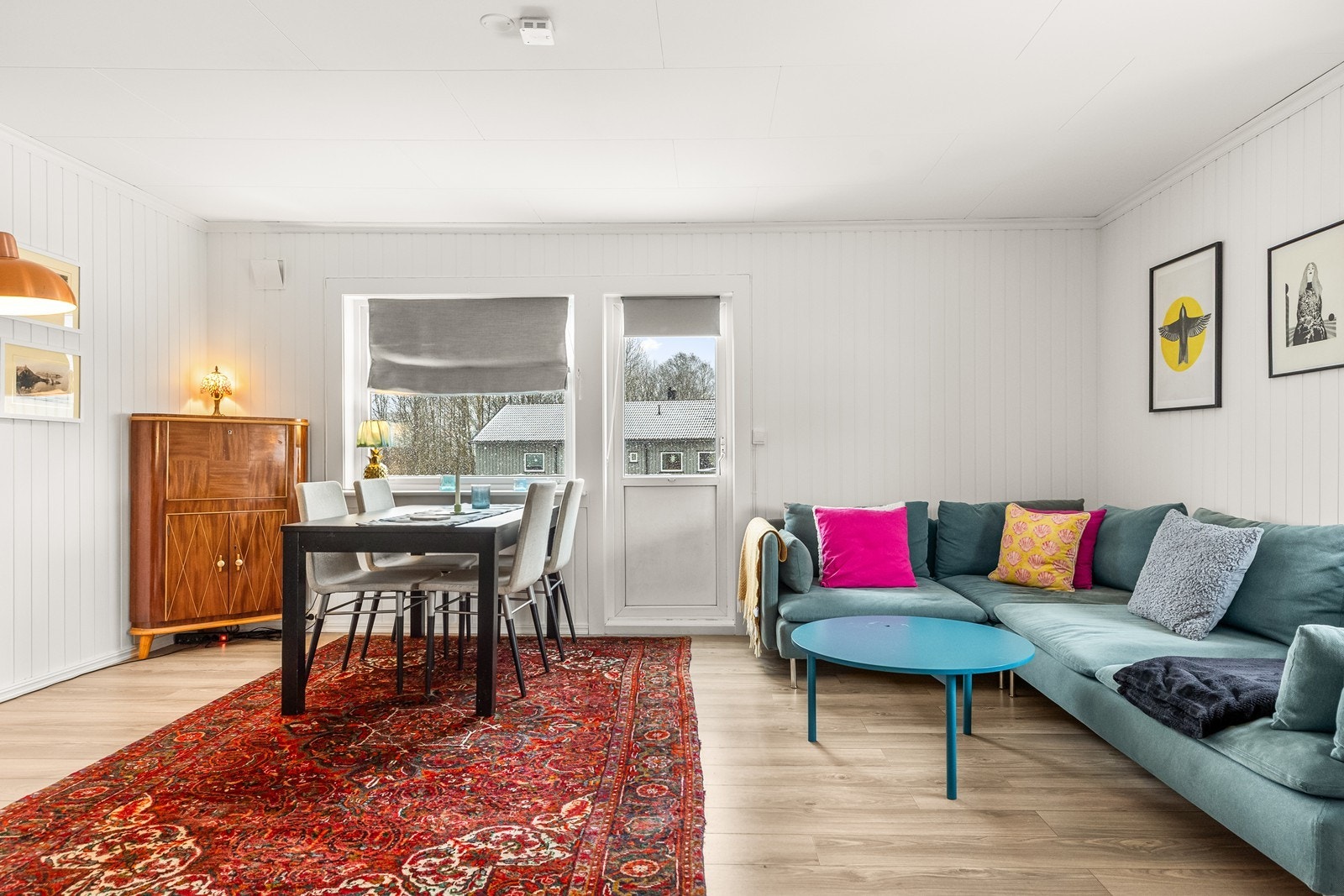 Rommet er lett å møblere med god plass til en større sofagruppe - Utgang til veranda med sol på dagtid/ettermiddag og kvelden. Galleribilde