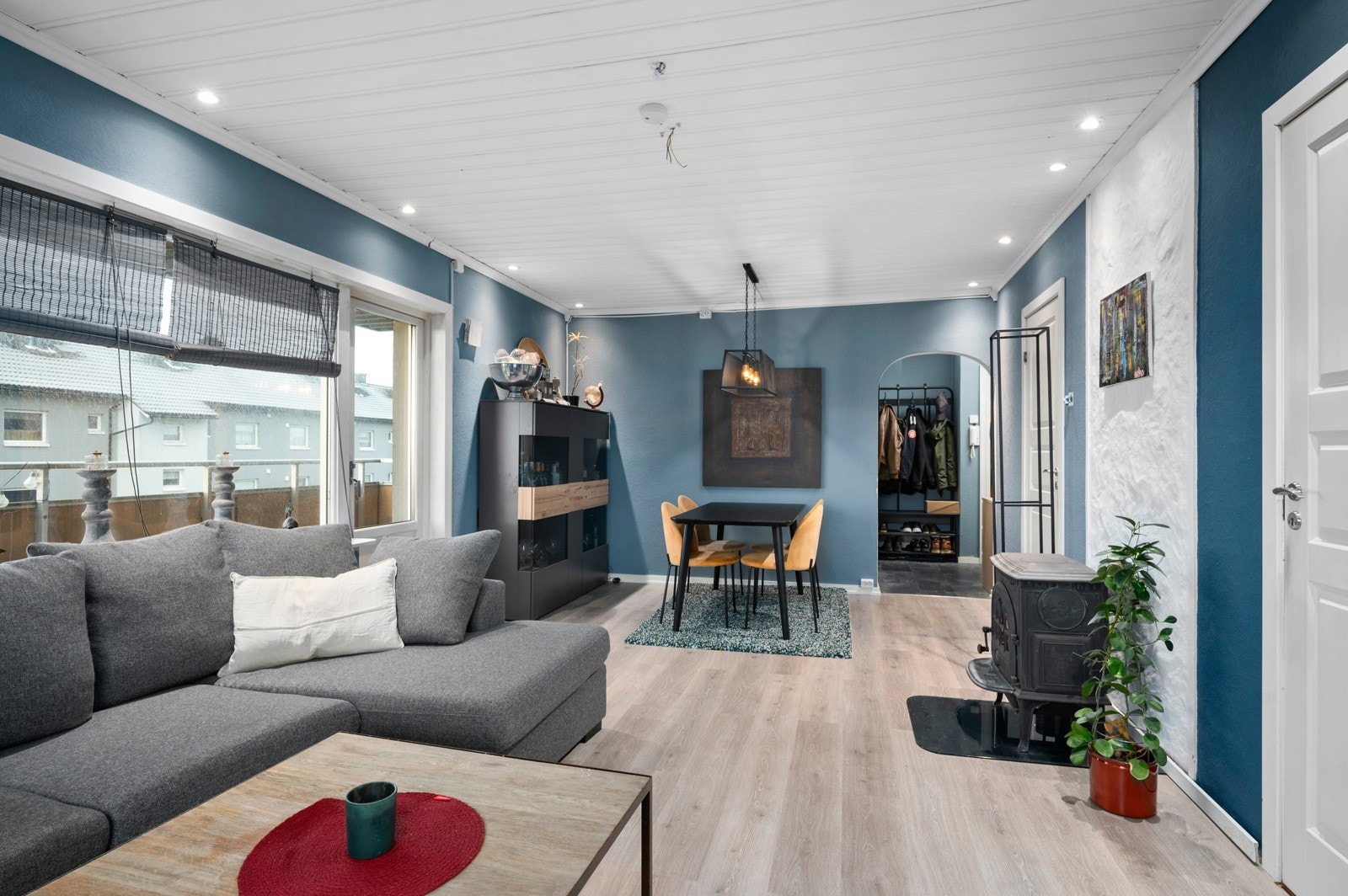 Stue med flere møbleringsmuligheter. Galleribilde