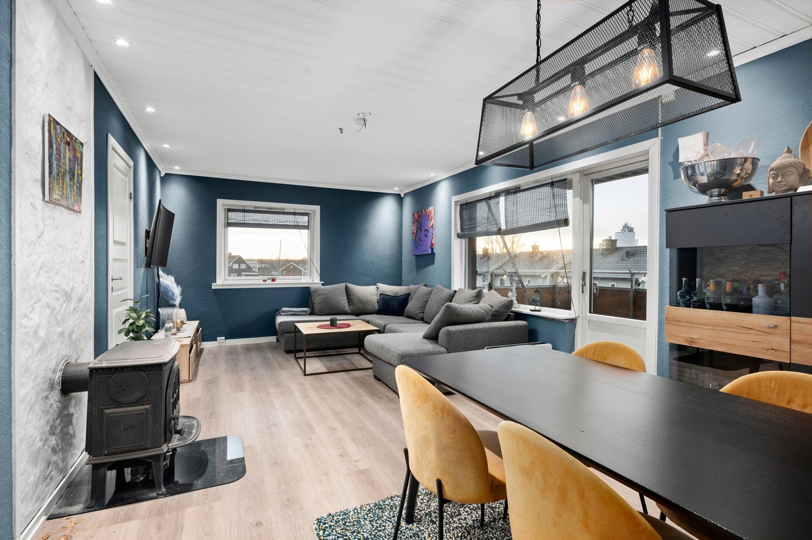 Leiligheten har vedovn som sikrer et godt og lunt inneklima. Galleribilde