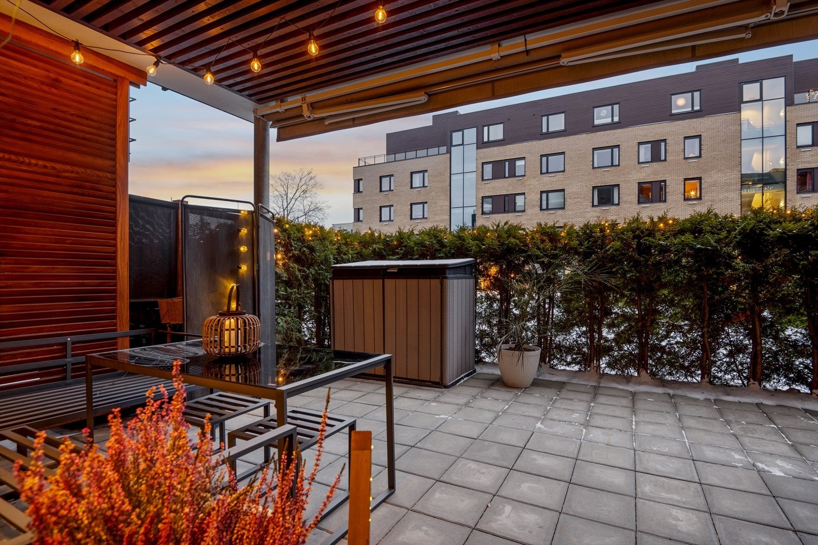 Uteområdet er skjermet med hekk, og har svært lite innsyn. Galleribilde