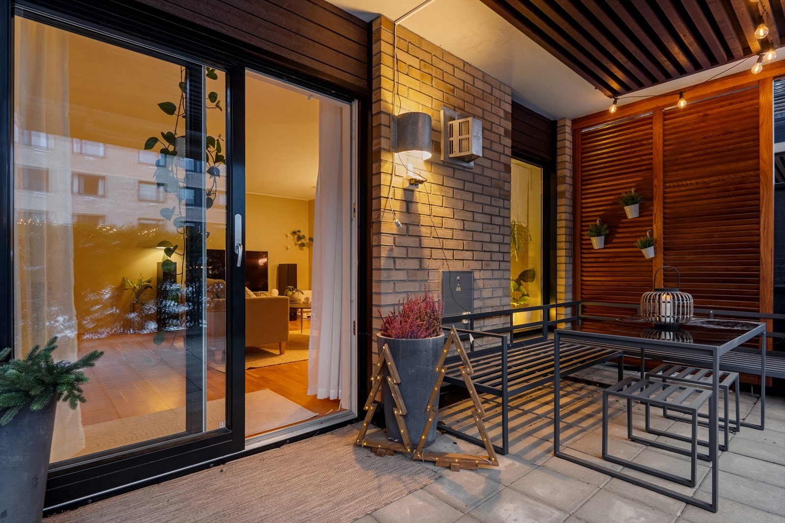 Leiligheten har et eget vestvendt uteområde med flislagte heller og god plass til sosiale sammenkomster. Galleribilde