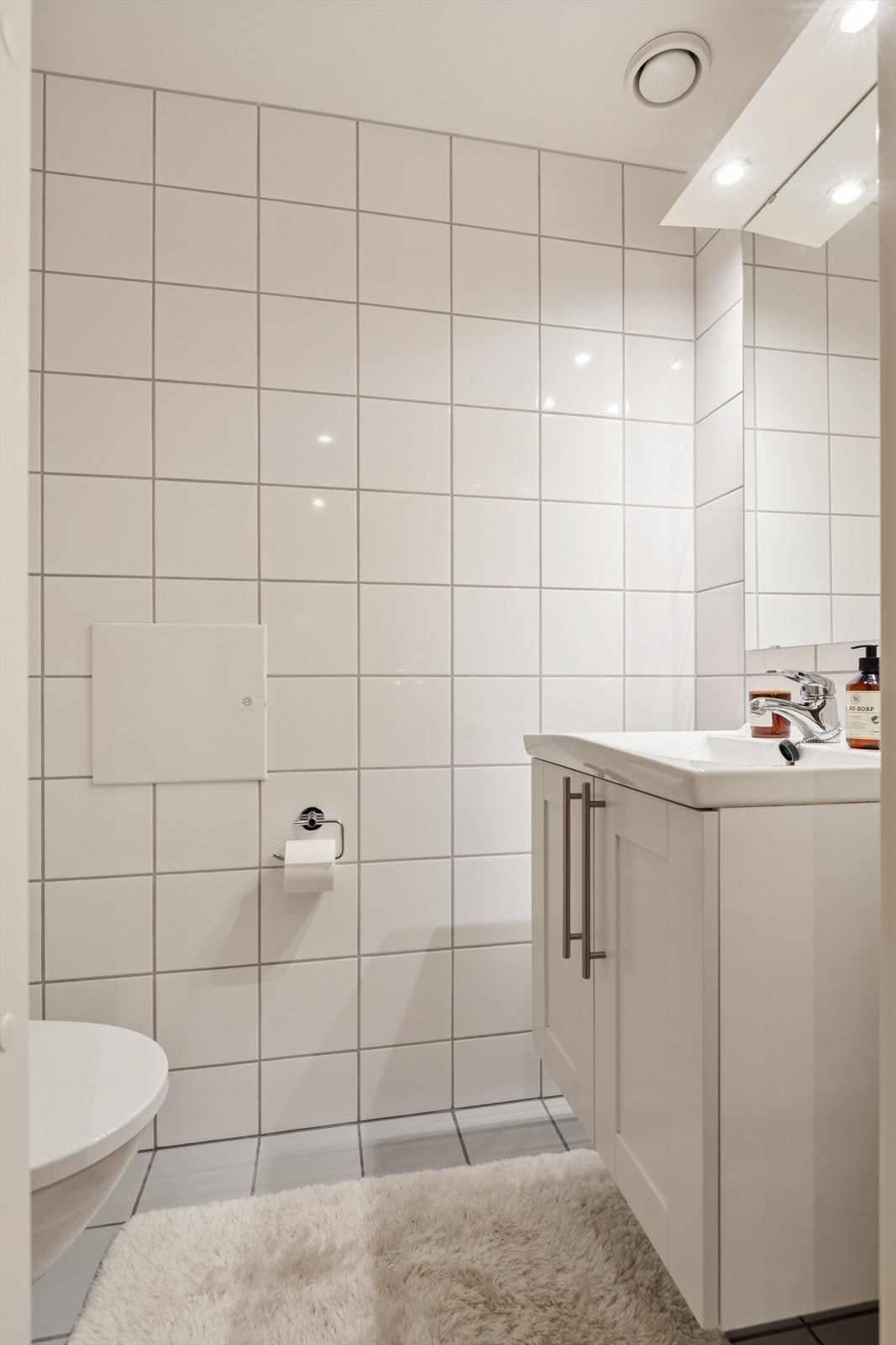 I tillegg til badet er det et eget toalettrom i leiligheten med egen servant og underskap. Galleribilde