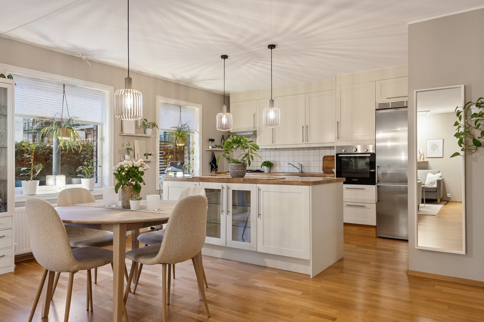 Leiligheten ligger på bakkeplan og inneholder, kjøkken/stue, bad, vaskerom, toalettrom, bod og to soverom. Galleribilde