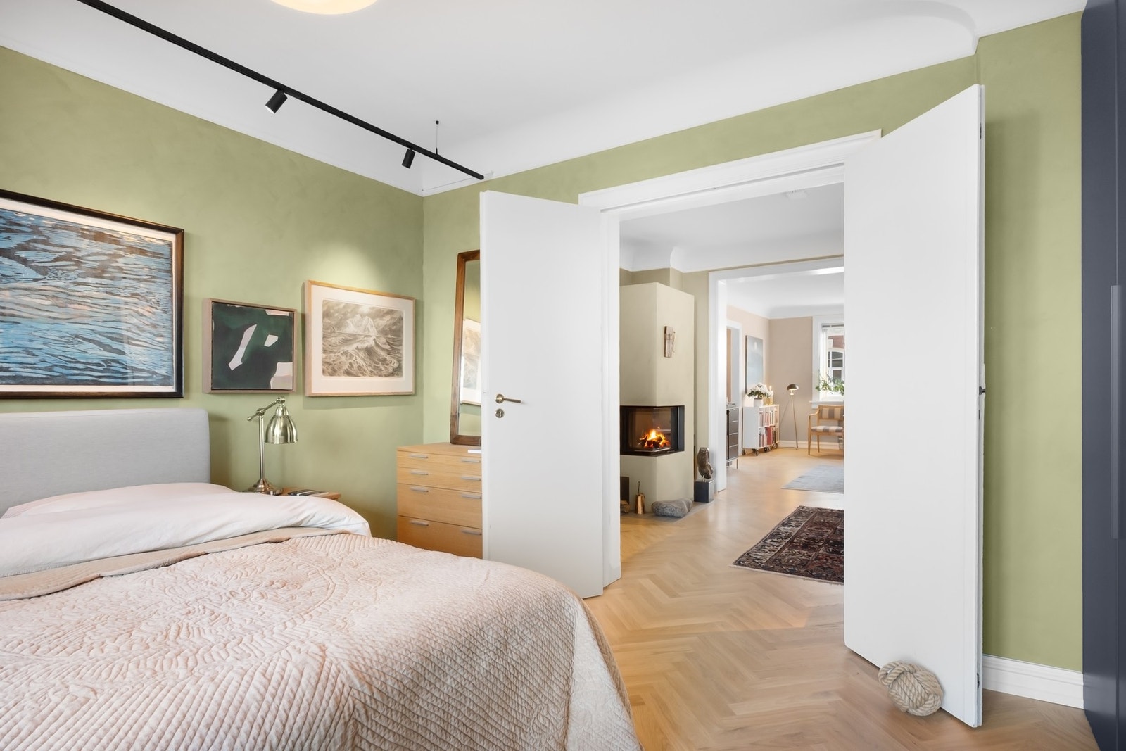 Fra stuen tar man seg inn til leilighetens hovedsoverom. Galleribilde