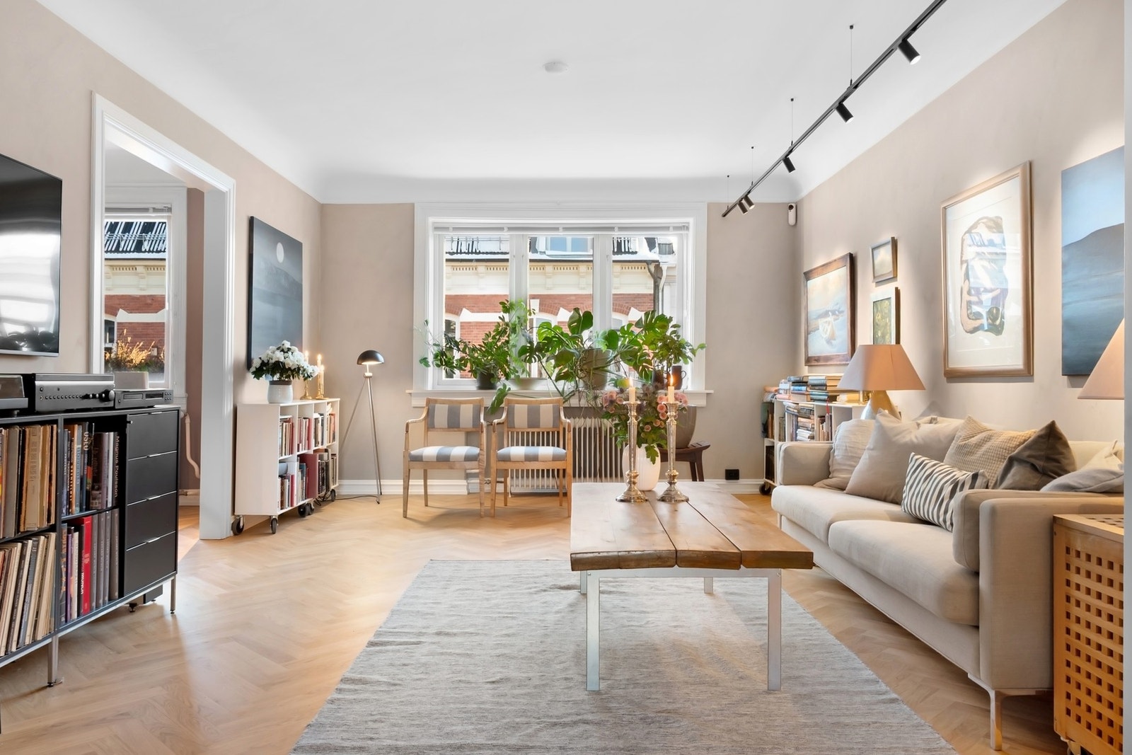 Leiligheten har en god beliggenhet i byggets 5. etasje med heis i bygget. Galleribilde