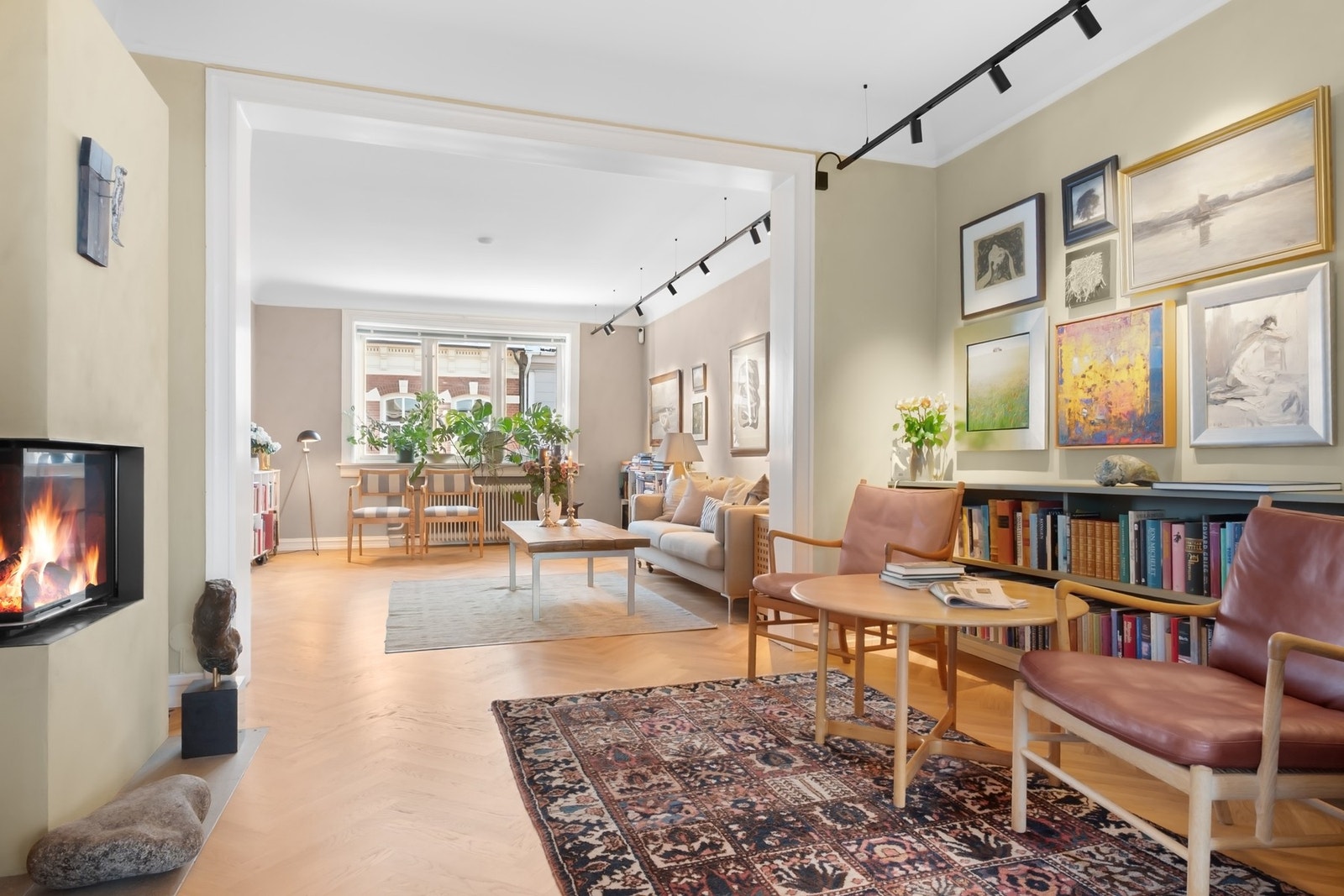 Leiligheten holder en svært god standard hvor man kan flytte rett inn, vesentlig oppusset og påkostet i 2024. Galleribilde