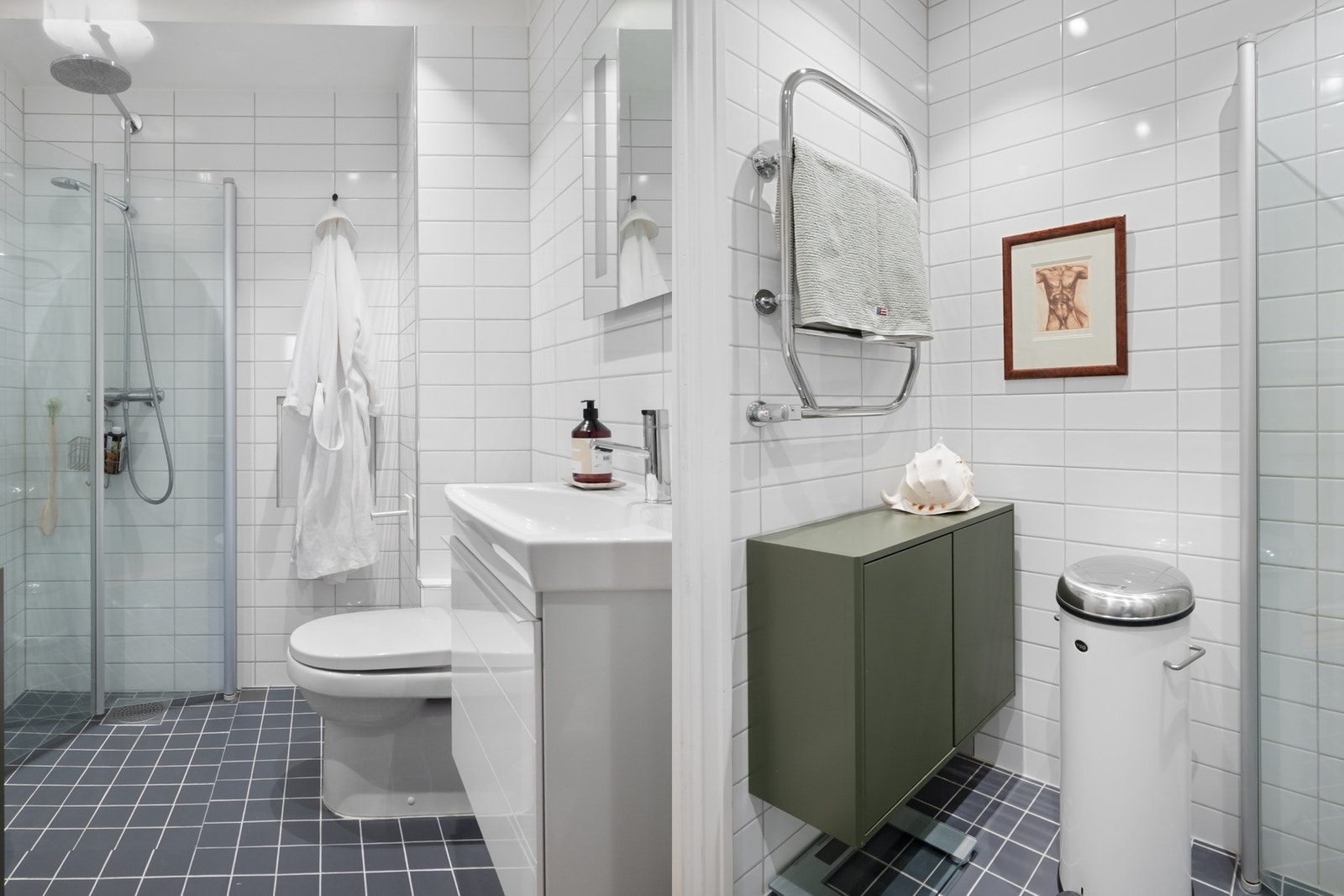 Bad fra 2011 i en lys og tidsnøytral utførelse. Varmekabler i gulvet for en behagelig lunk året rundt. Galleribilde