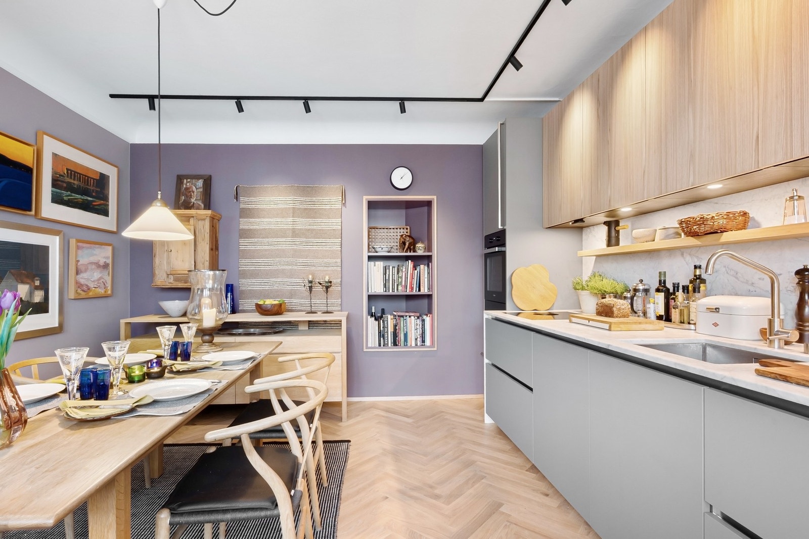 Innredningen er fra Boffi / Haug+Maberg med en lekker Carraramarmor benkplate i fin harmoni til frontene. Galleribilde