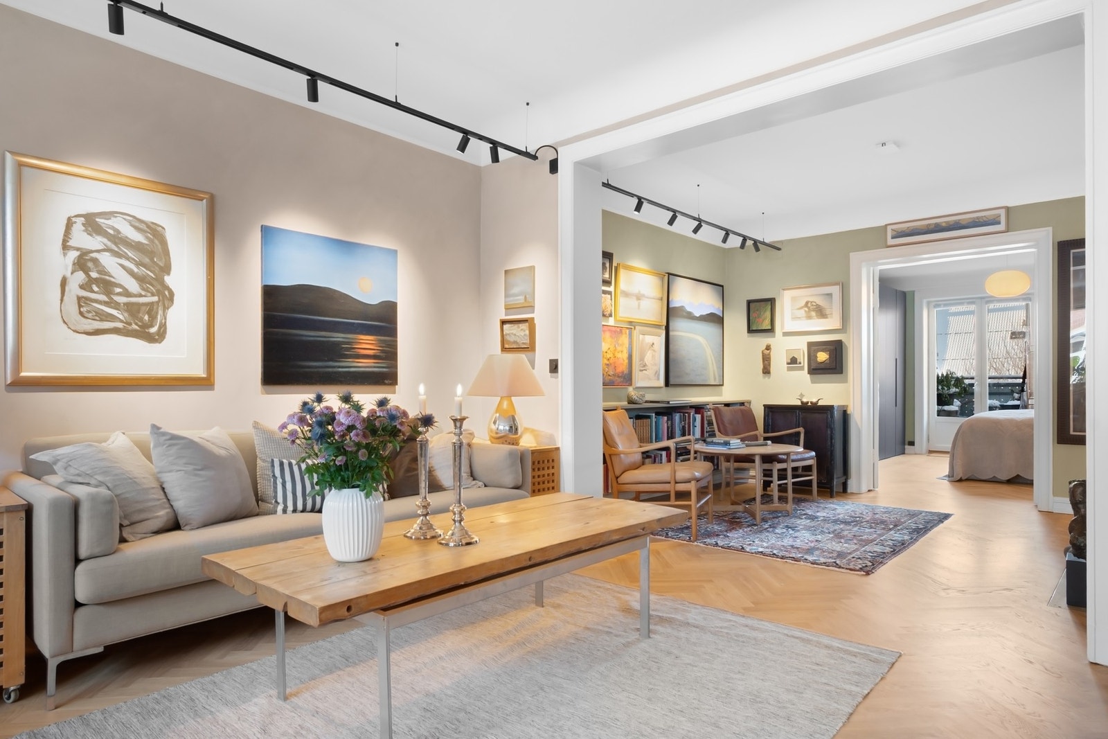 Gjennomgående planløsning med store rom på rekke og rad. Galleribilde