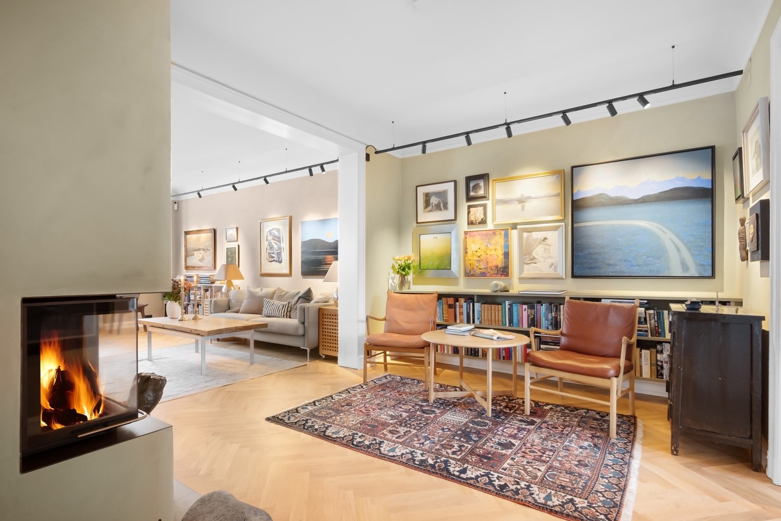 Peisovnen gir godt med varme, og bidrar til en hjemmekoselig stemning. Peis fra 2024, og pipeløp rehabilitert samme år. Galleribilde