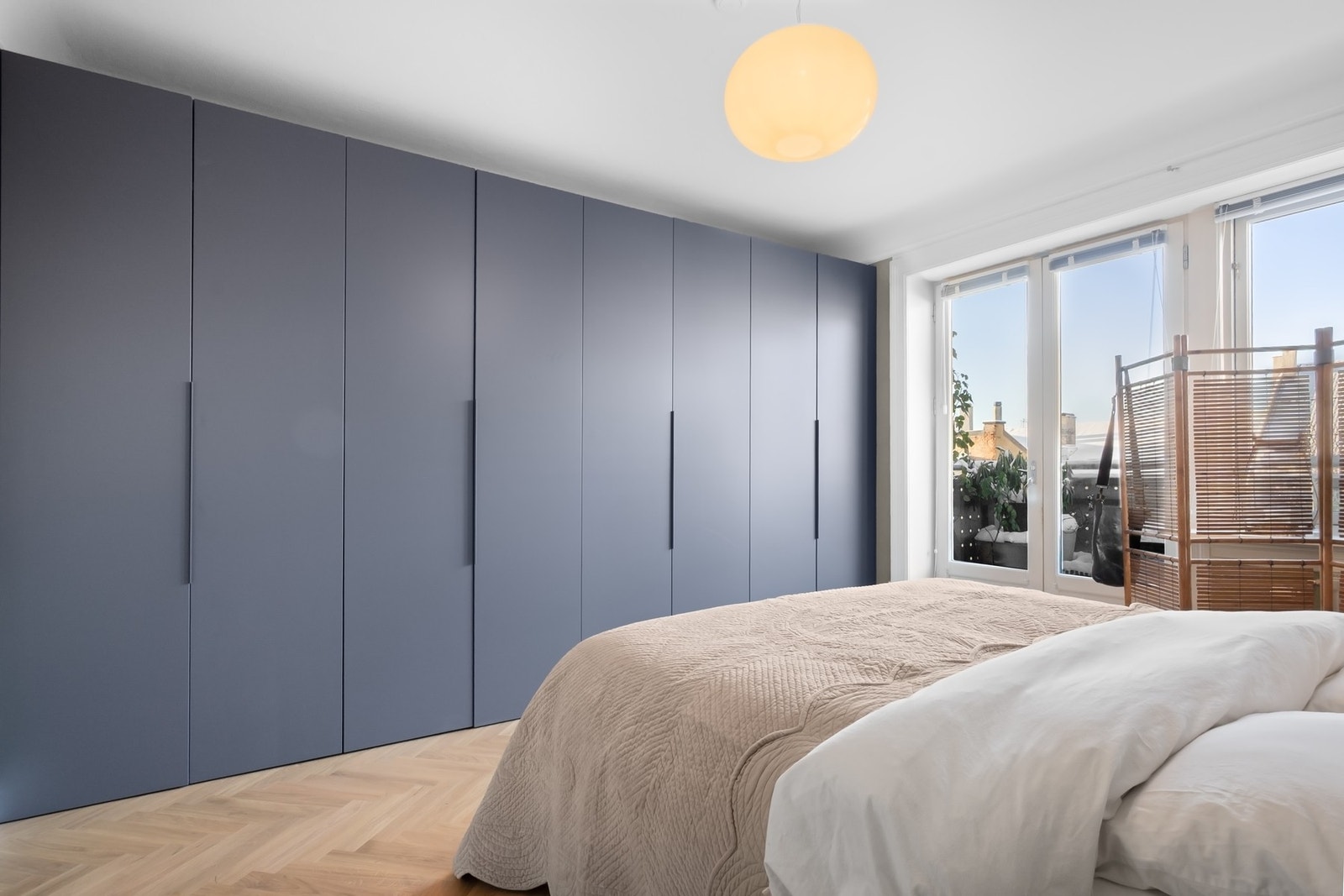 Rikelig med oppbevaringsplass for klær og øvrig i stor garderobe. Galleribilde