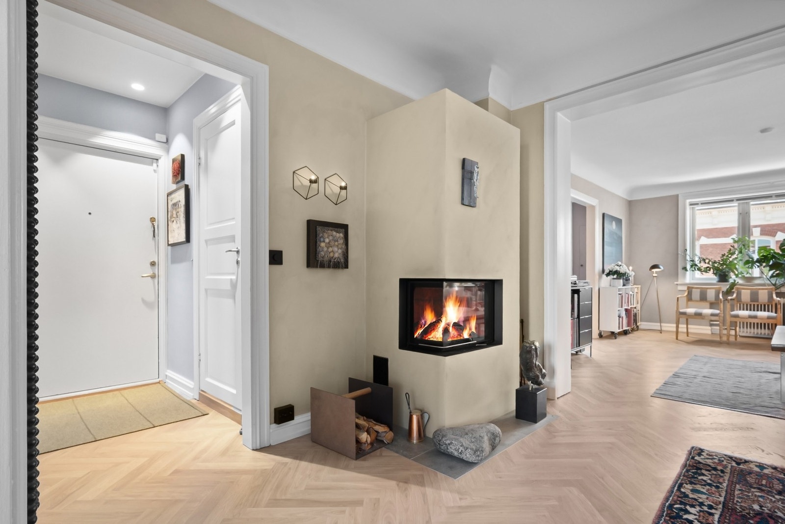 Via entré/mellomgang tar man seg videre inn til badet (t.h.), og til sov II + disp. rom t.v. Galleribilde