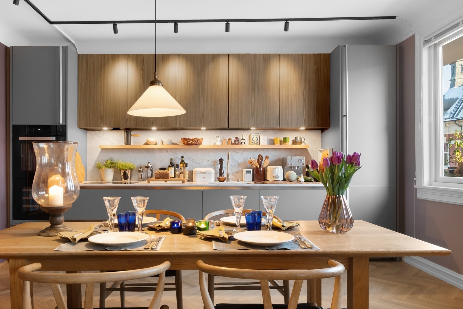 Platetopp m/kullfilterventilator, stekeovn, vinskap, oppvask og kjøl/fryseskap. Galleribilde