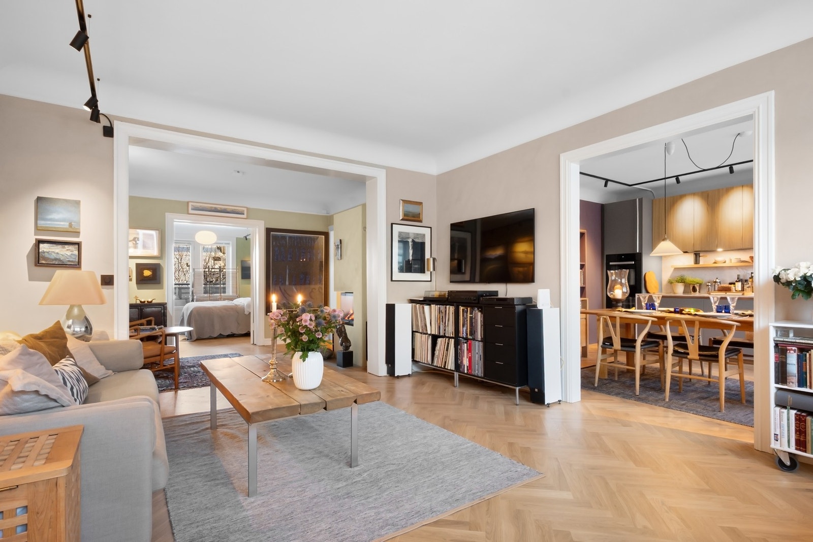 Vegger og gulv ble fullstendig nedstrippet til betong og tegl, og deretter bygget opp igjen av dagens eier. Galleribilde