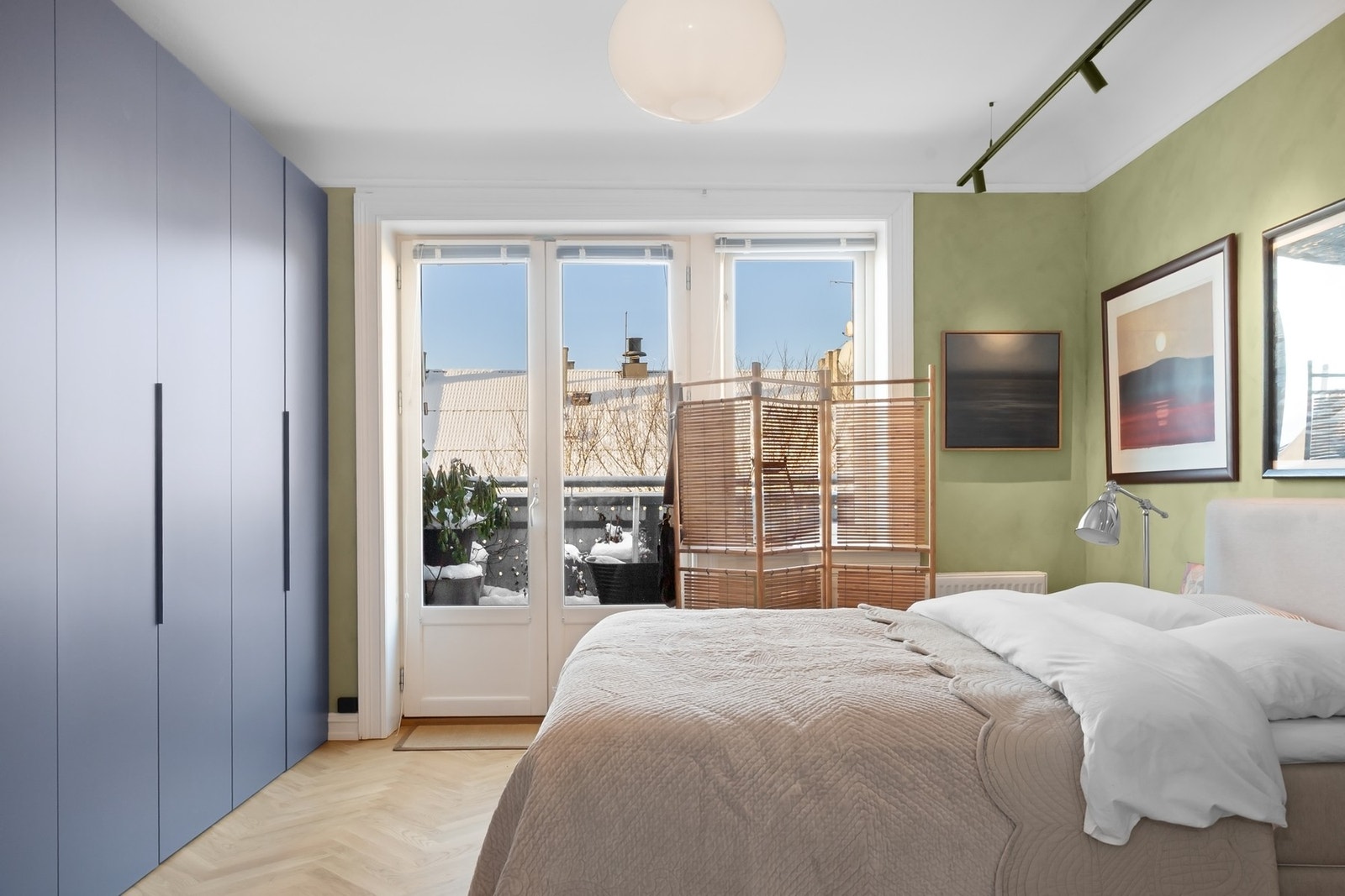 Fra hovedsoverommet tar man seg videre ut til leilighetens andre balkong. Galleribilde