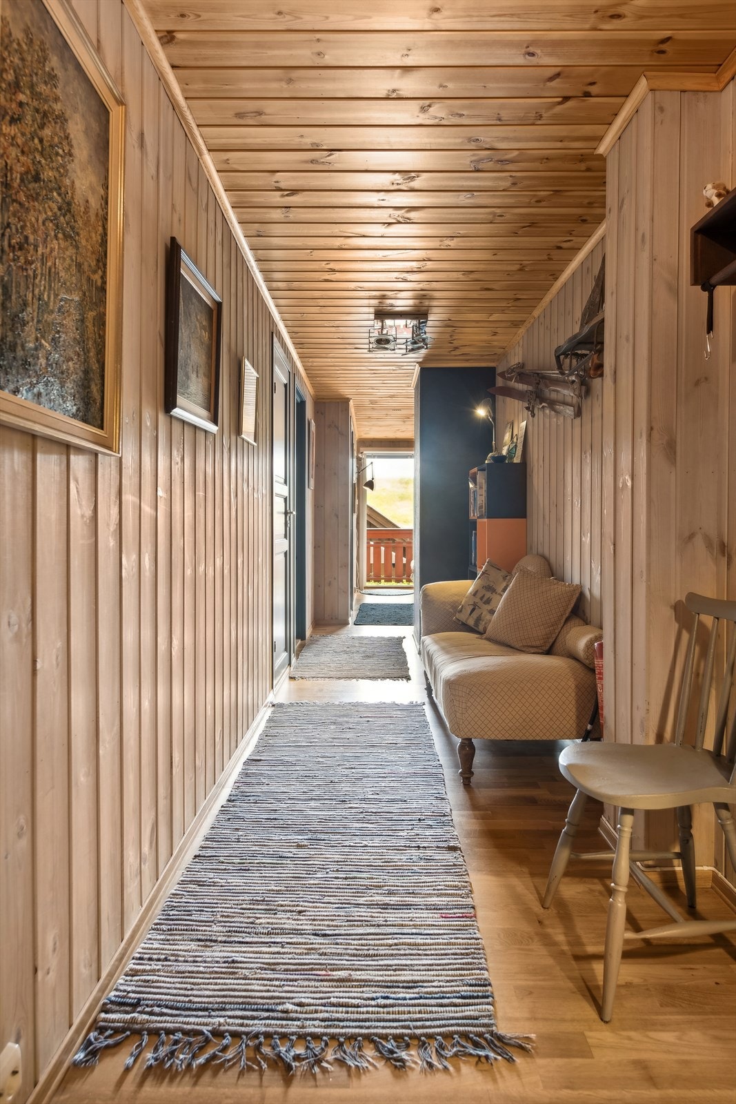 Stor gang med gode muligheter for oppbevaring. Galleribilde