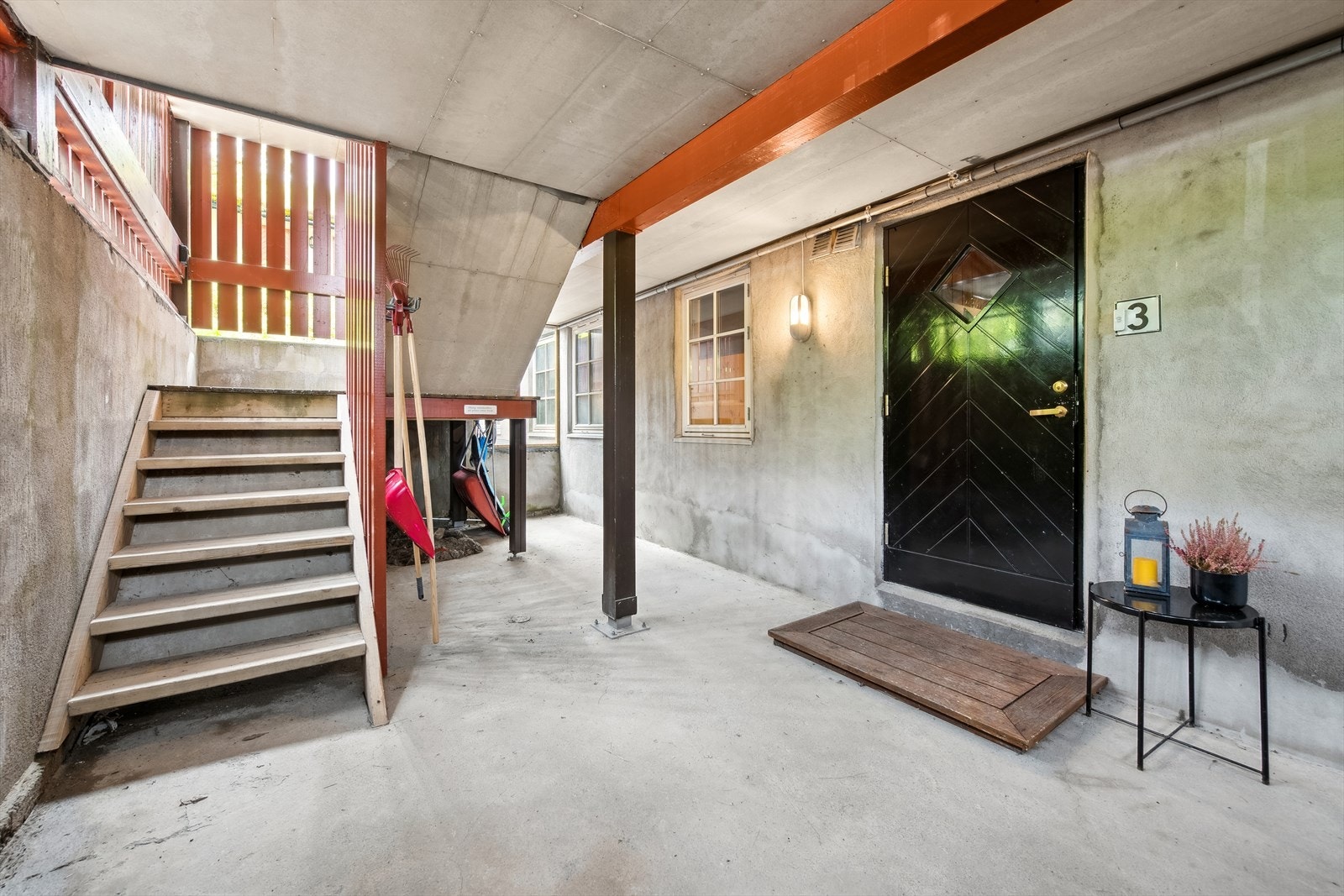 Leiligheten har praktisk, overbygget inngangsparti. Galleribilde