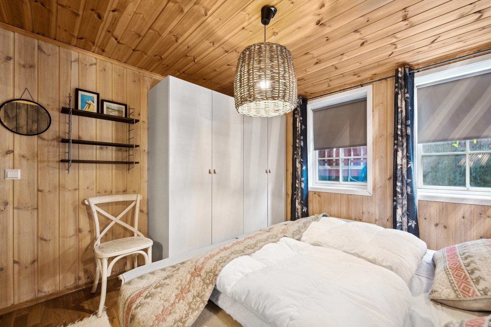 Leiligheten har 3 soverom. Hovedsoverommet (soverom 1) har god plass til dobbeltseng og nattbord. Garderobeskap medfølger. Galleribilde