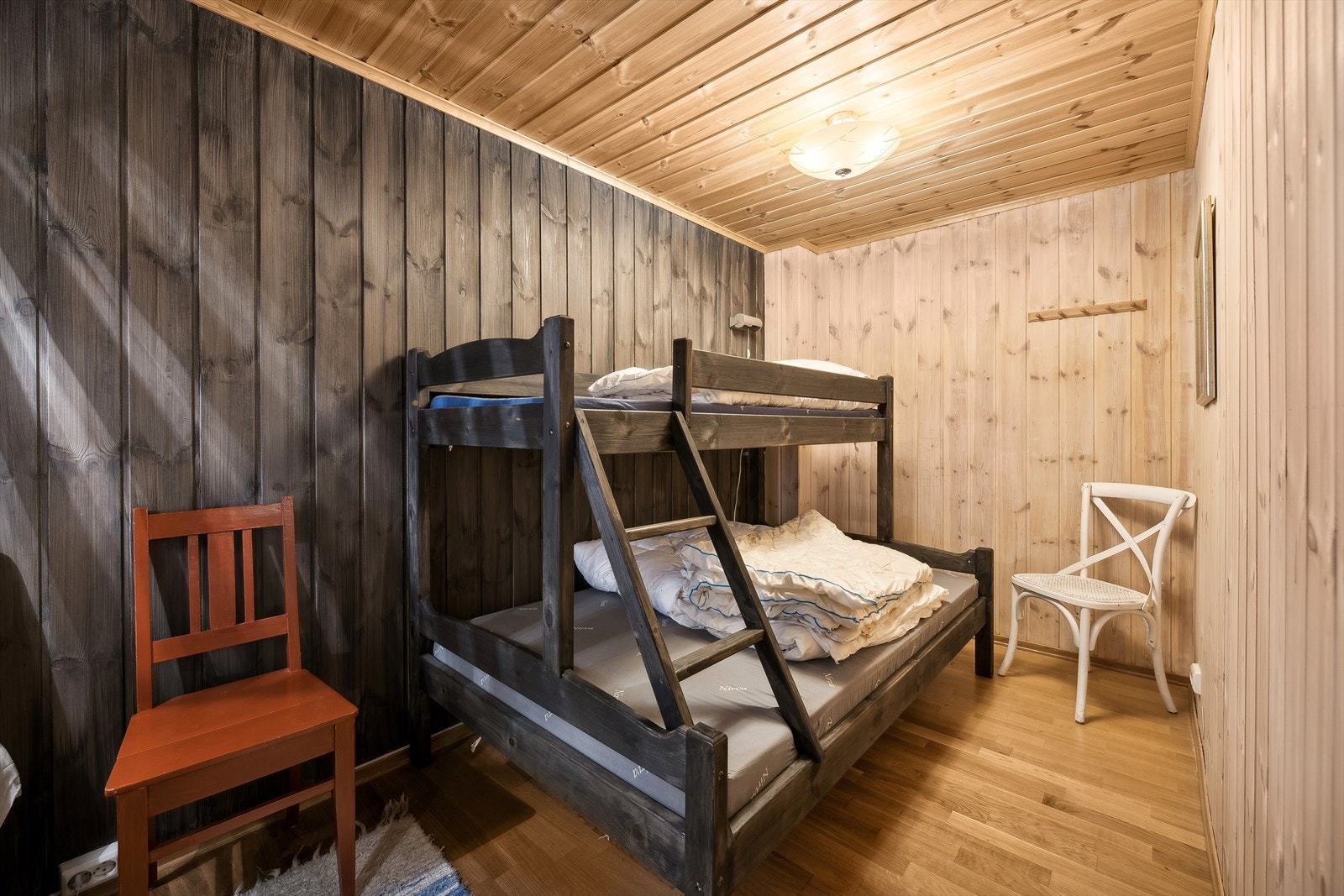 Videre innover på hovedsoverommet er det også plass til køyseng. Rommet kan derfor brukes som et familierom. Galleribilde