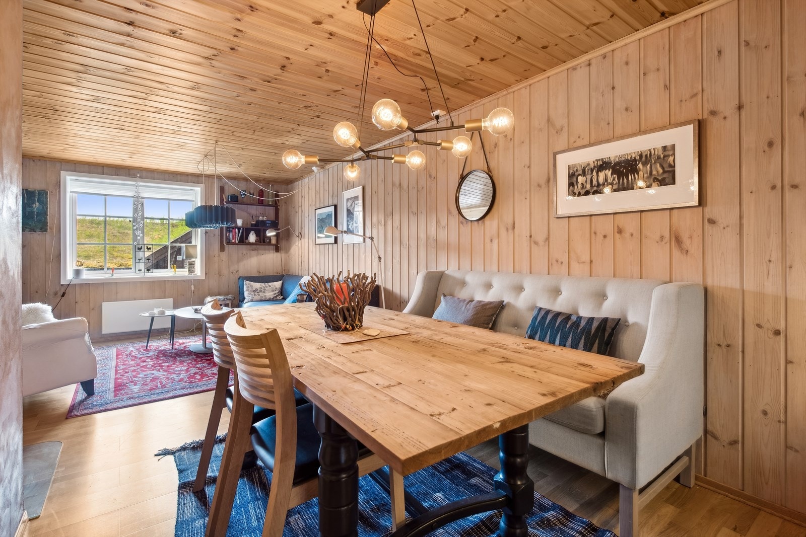 Stue/kjøkken i delvis åpen løsning. Galleribilde