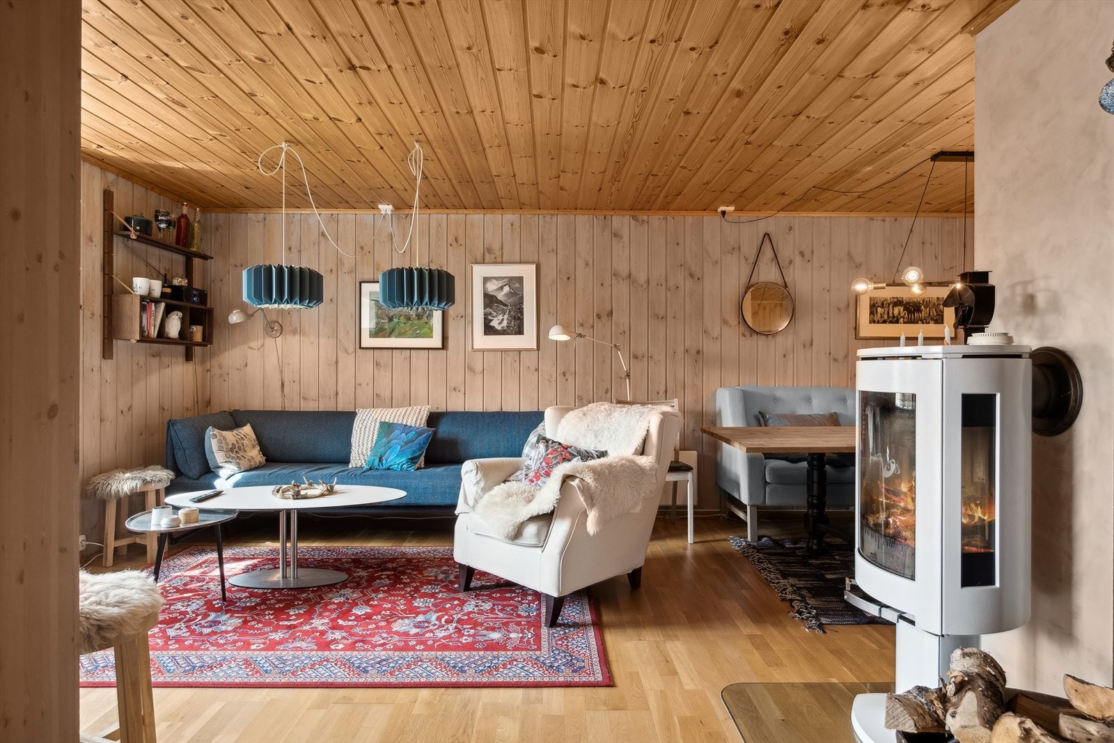 Stuen har god vedovn og spotter i tak Galleribilde