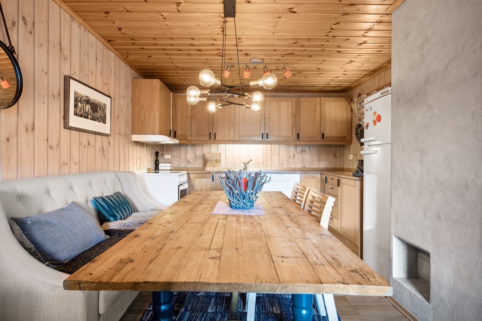 Kjøleskap med frys, komfyr og oppvaskmaskin følger med i handelen. Galleribilde