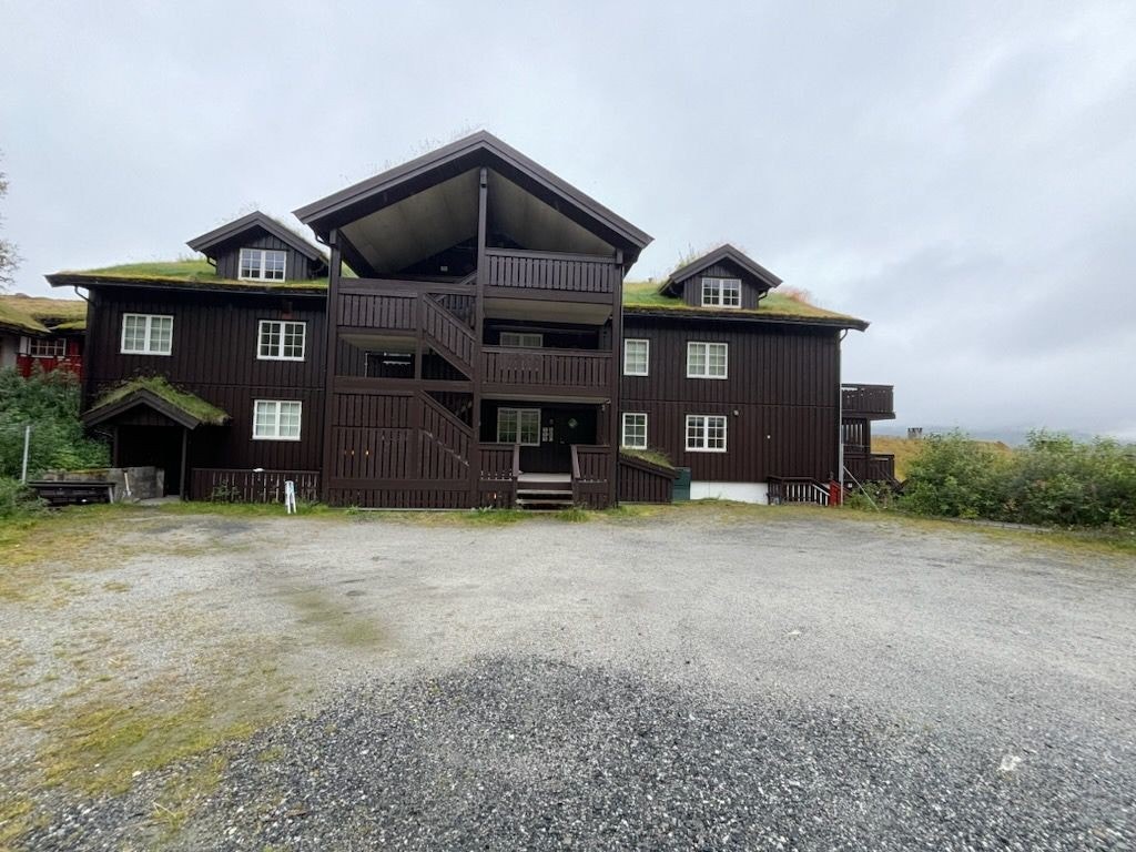 Leilighetsbygget er nå malt mørkt. Galleribilde