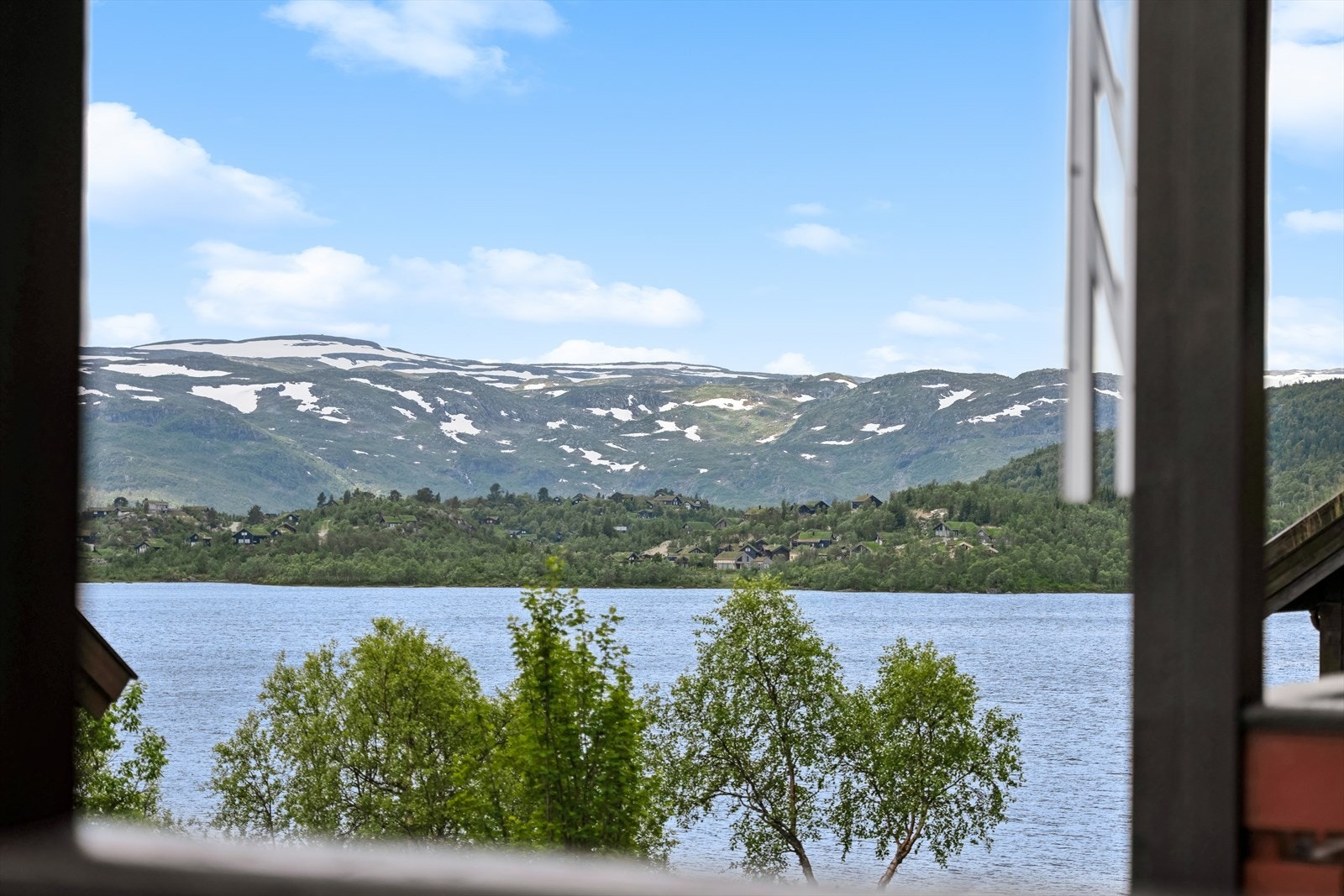 Utsikt fra terrassen over Vågslidvatnet. Galleribilde