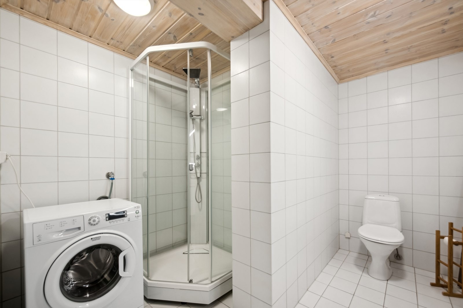 Baderommet har opplegg for vaskemaskin. Vaskemaskin følger også med i handelen. Galleribilde