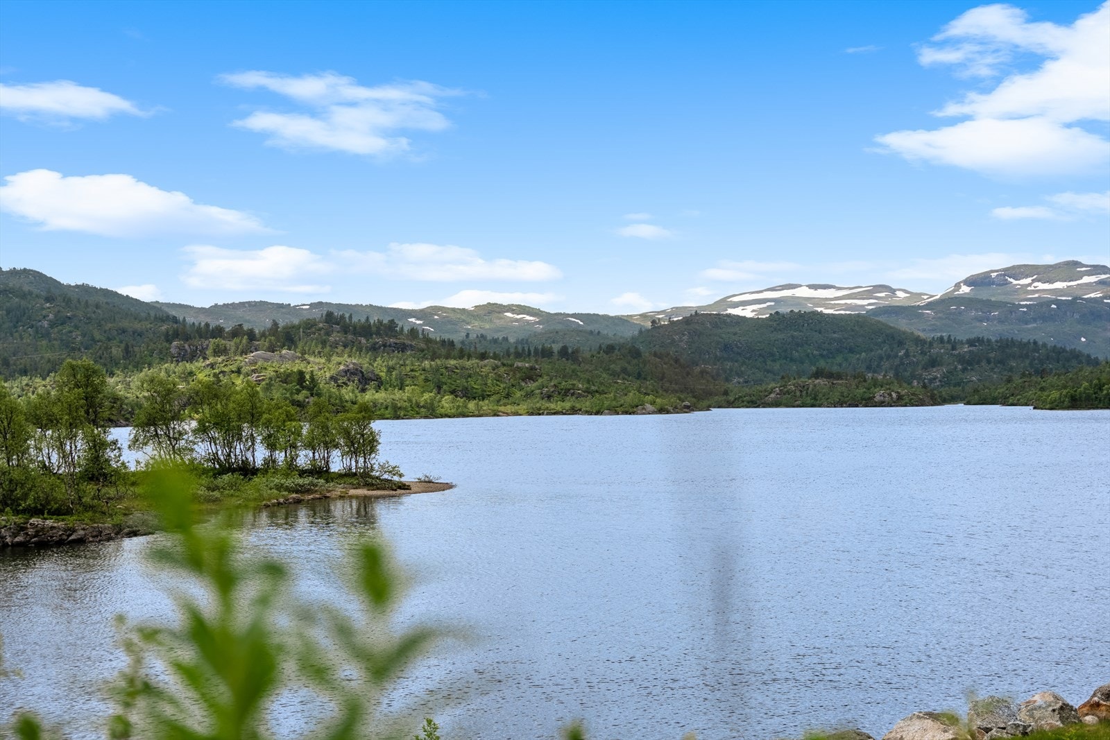 Her kan du gå på ski over vannet om vinteren, i tillegg til at det er helårsløype m/lys rundt vannet. Galleribilde