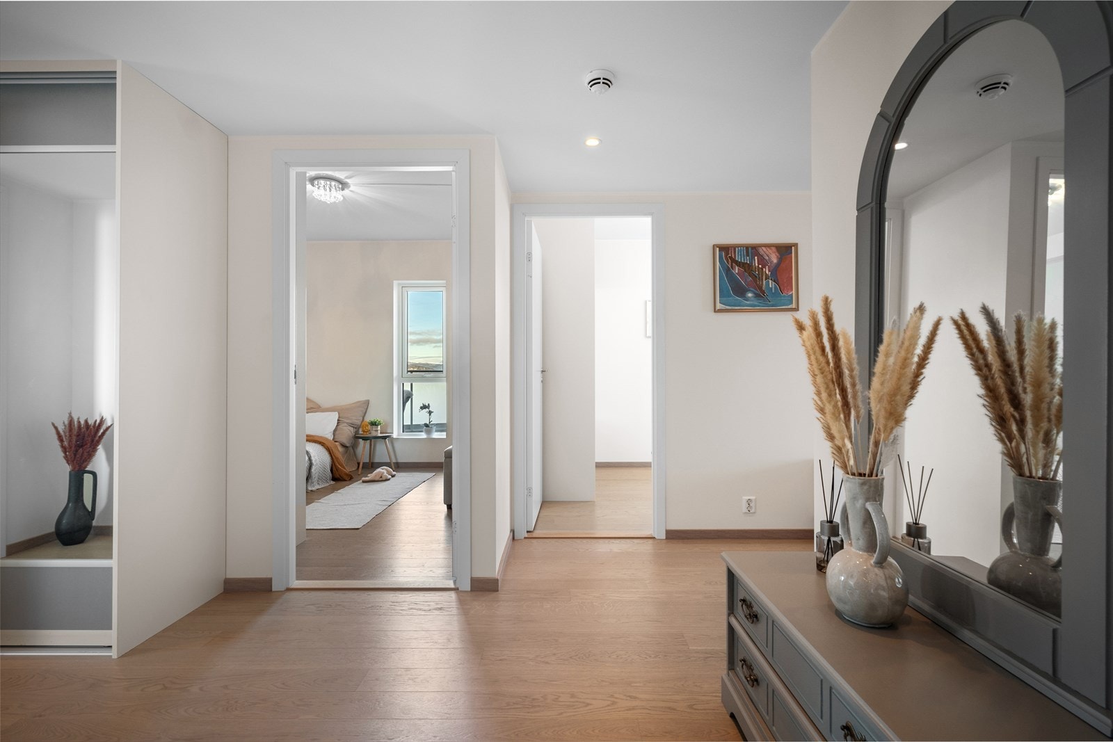 Gangen er lys og romslig, med bl.a. nyere garderobeløsning fra Slide. Galleribilde