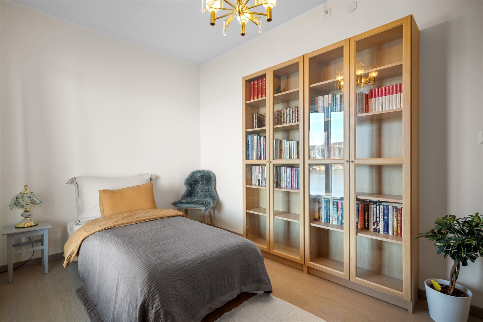 Samtlige soverom er svært romslige med god plass til dobbeltseng og garderobeskap. Galleribilde